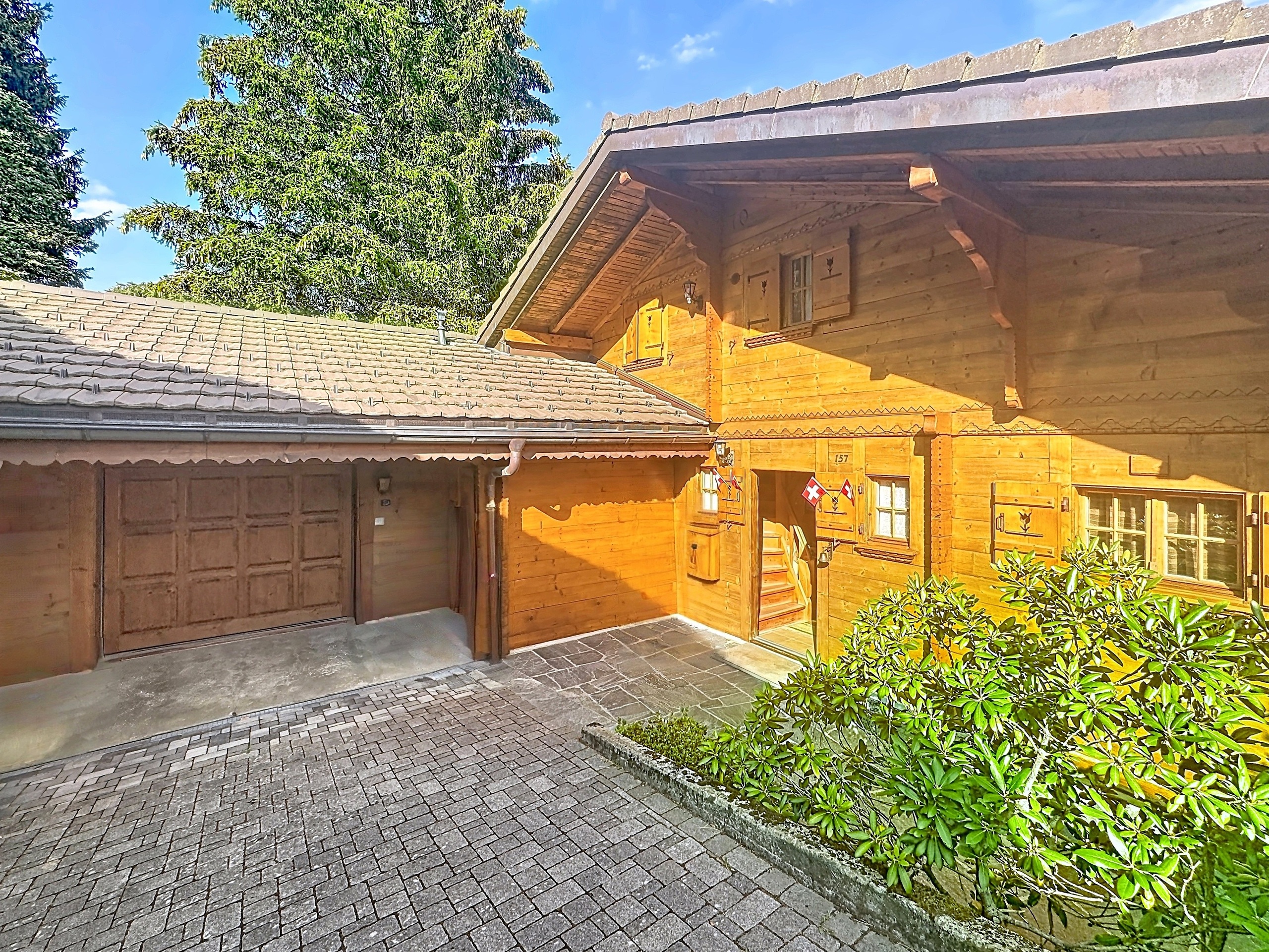 Entrée du chalet + garage
