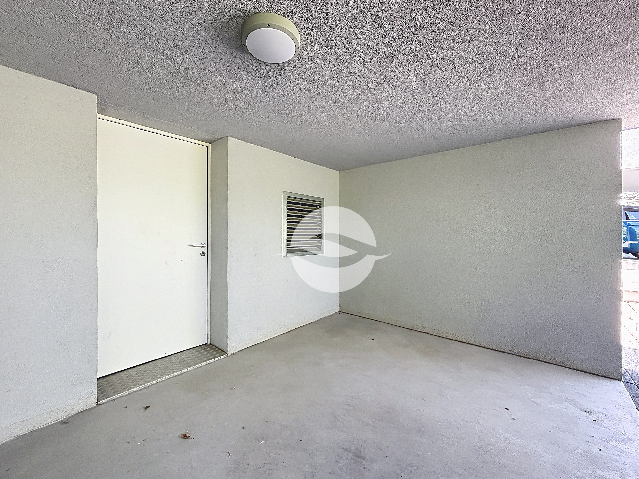 Réduit et couvert pour 2 voitures