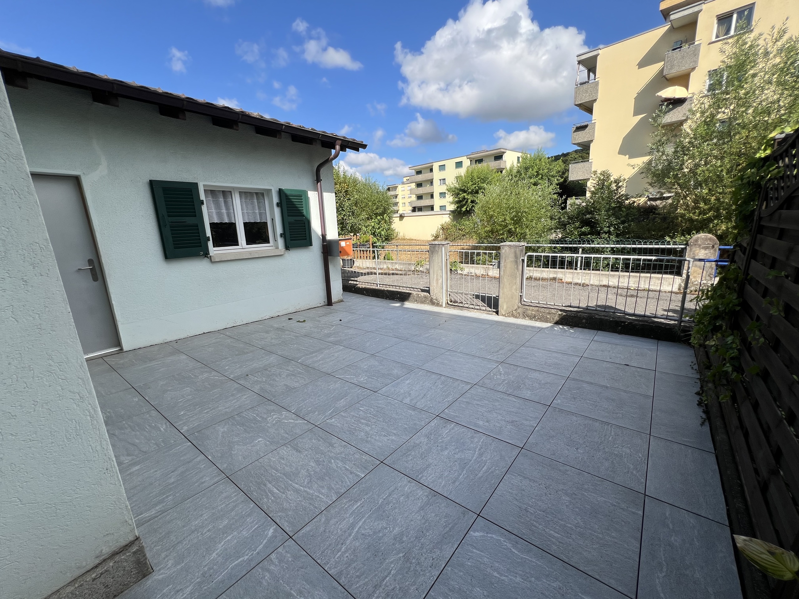 Terrasse nord avec accès à un atelier Terrasse nord avec accès à un atelier