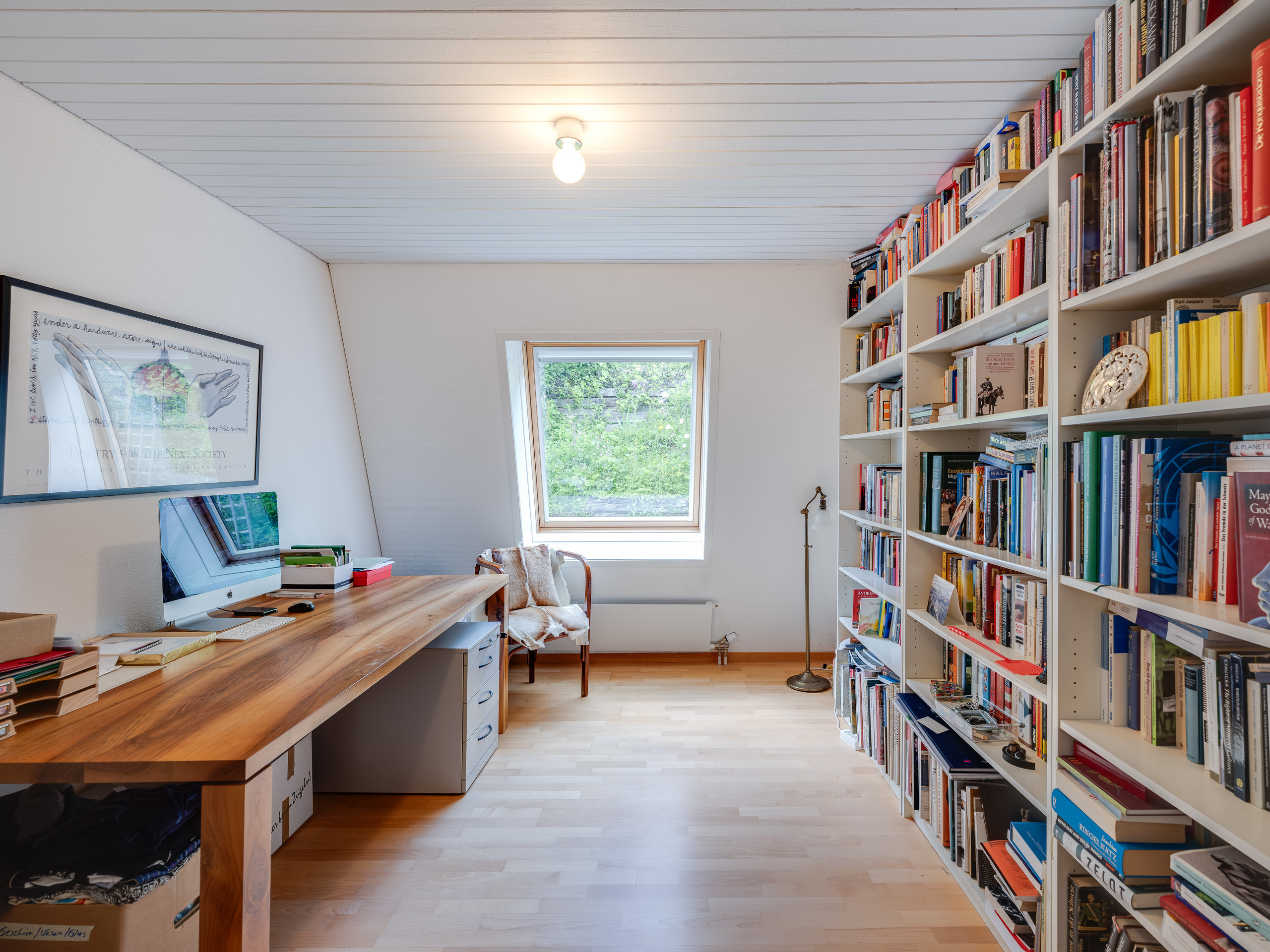 MITTLERES ZIMMER MIT SICHT IN DEN GARTEN