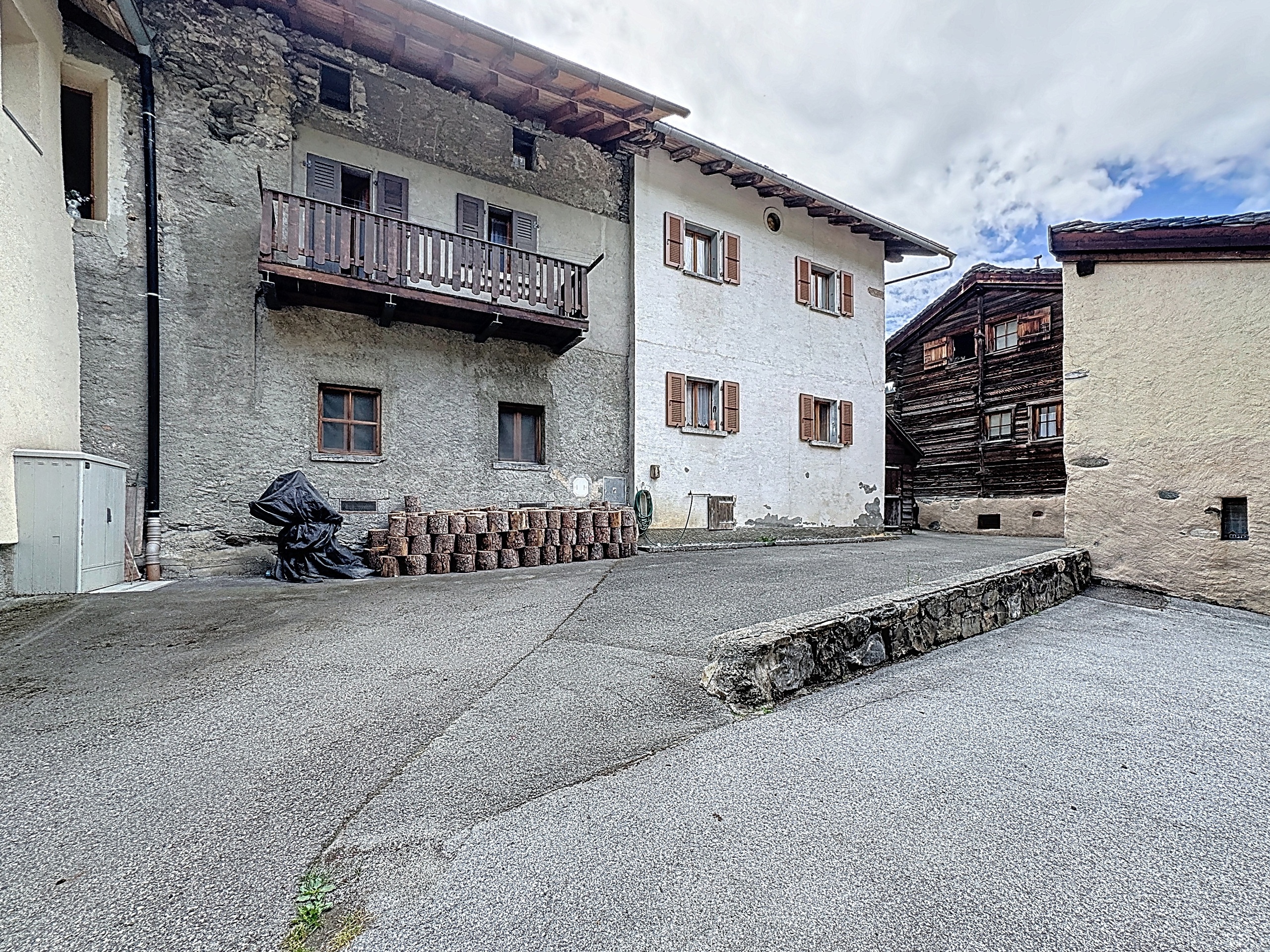 un vieux bâtiment au milieu d'une rue