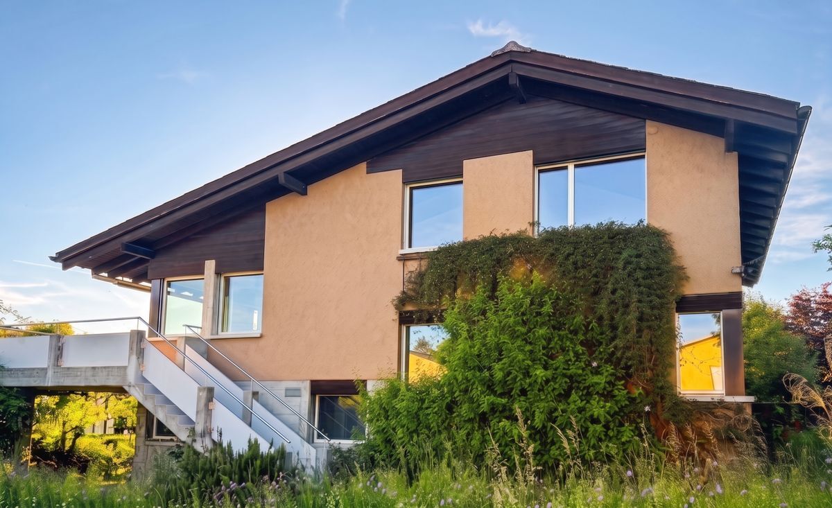 Rückseite des Hauses und ein geräumiger Garten Rückseite des Hauses und ein geräumiger Garten