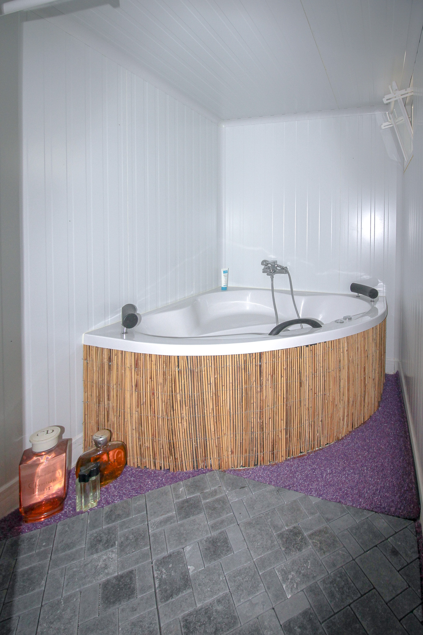 Rez - salle d'eau avec baignoire à bulles