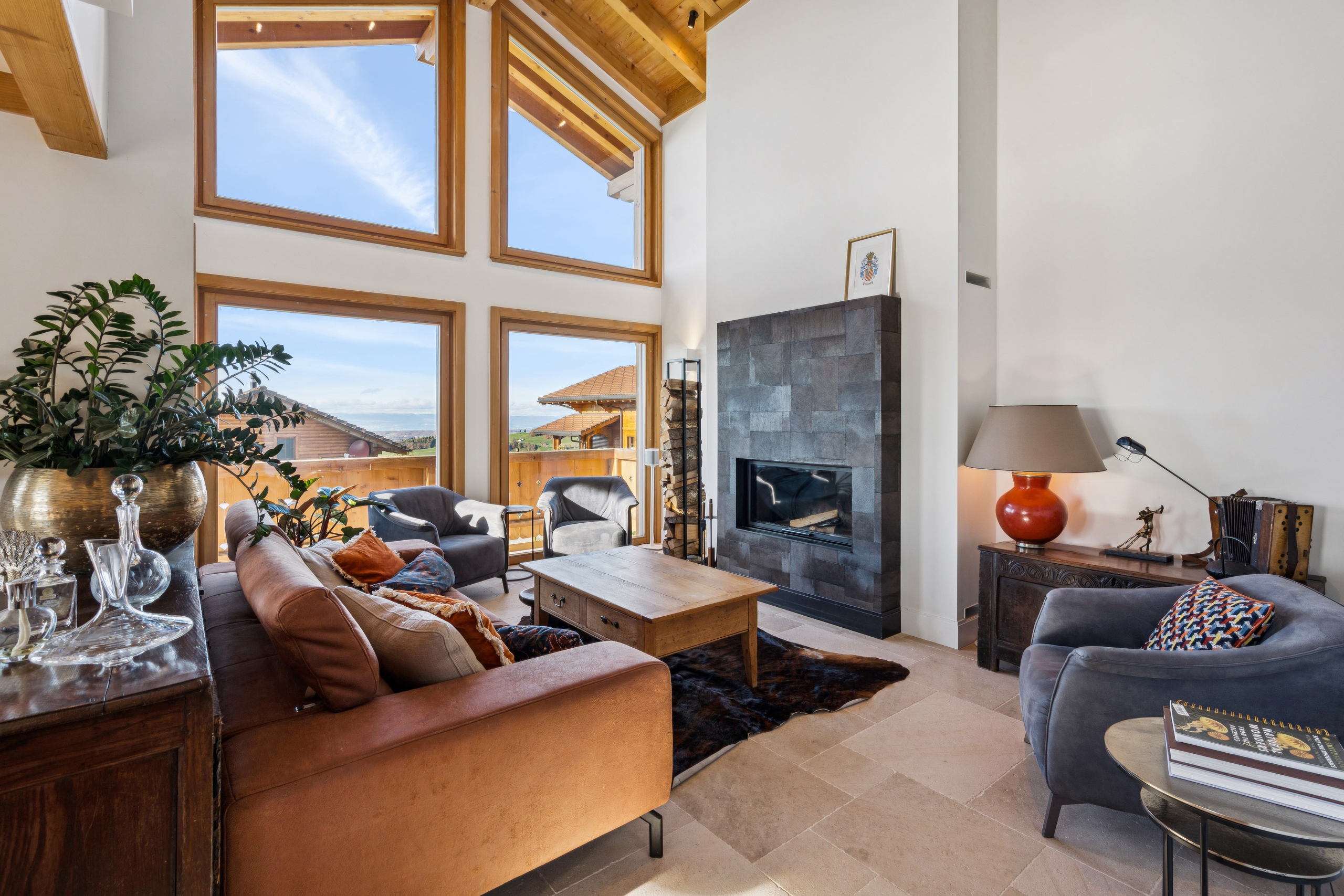 Séjour cathédral avec cheminée