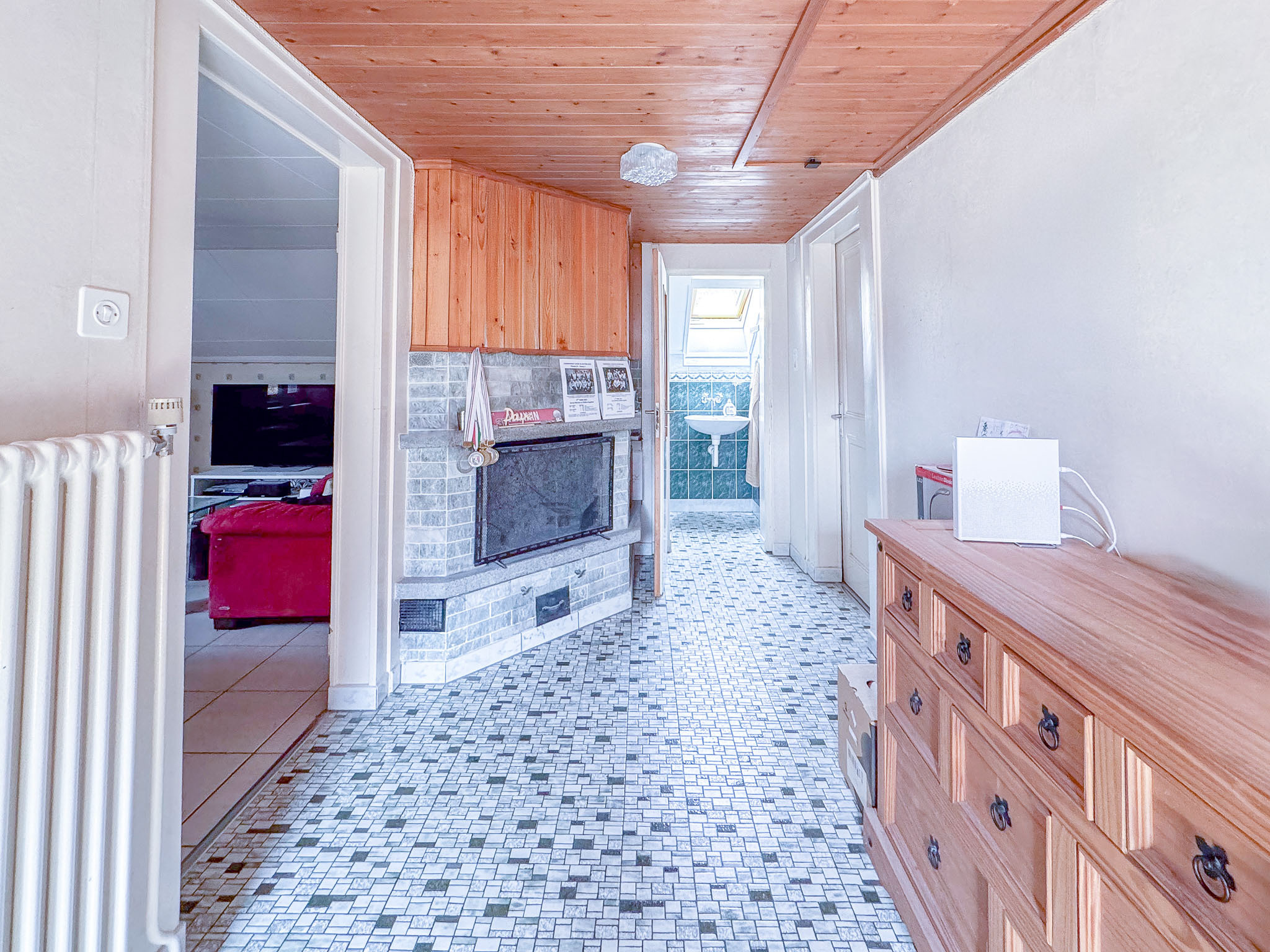 Appt loué au 2ème : hall avec cheminée