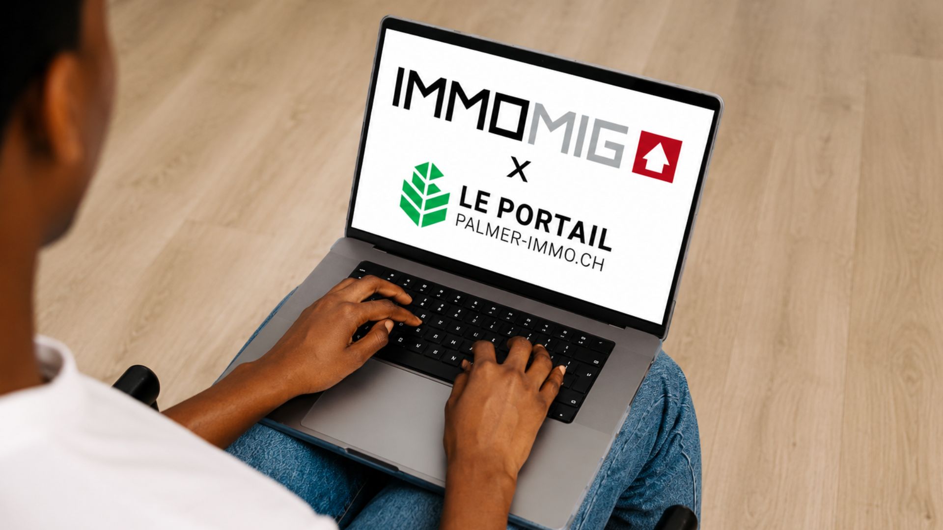 Immobilienprofi am Laptop mit den Logos von Immomig® und palmer-immo.ch zur neuen Schnittstelle für die Publikation von Immobilieninseraten.