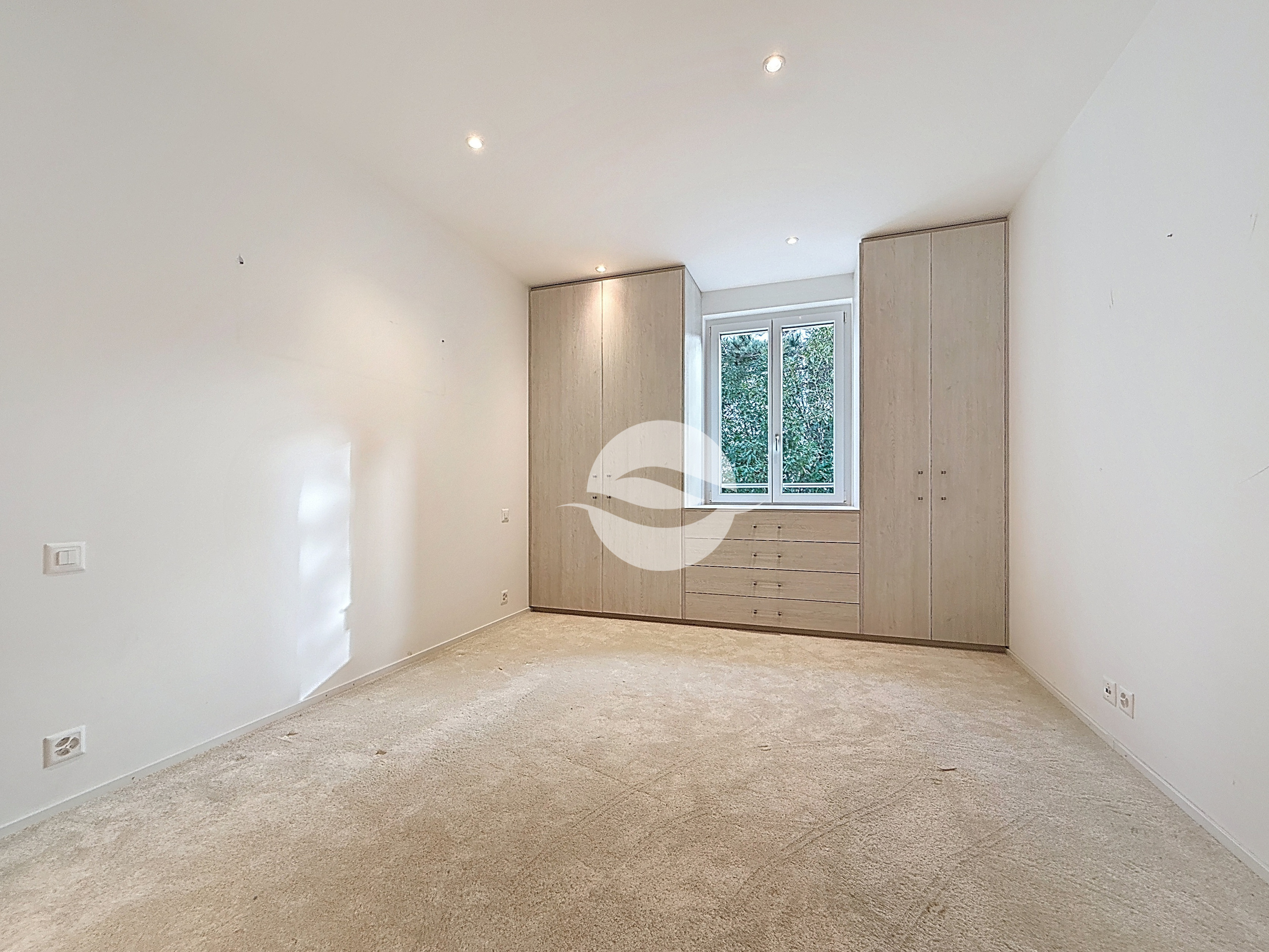 2ème chambre à coucher avec armoires