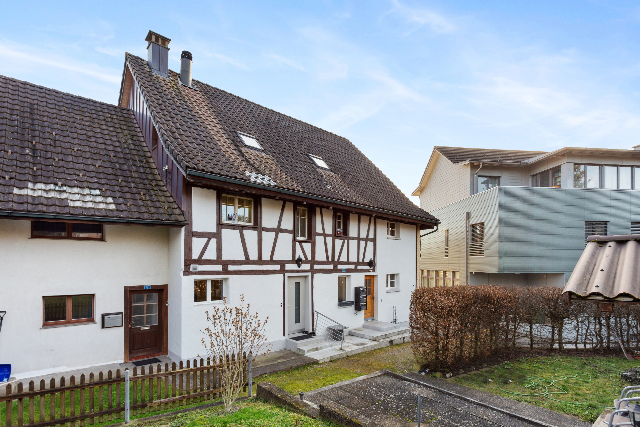 Der ansehnliche Eingangsbereich mit Gartenfläche. Der ansehnliche Eingangsbereich mit Gartenfläche.