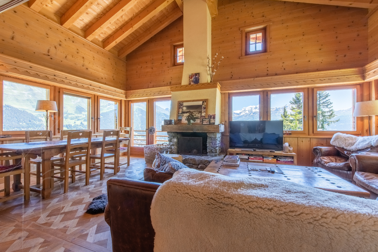Salon lumineux avec cheminée et vue sur les montagnes – Chalet Le Varouet  à vendre - Verbier