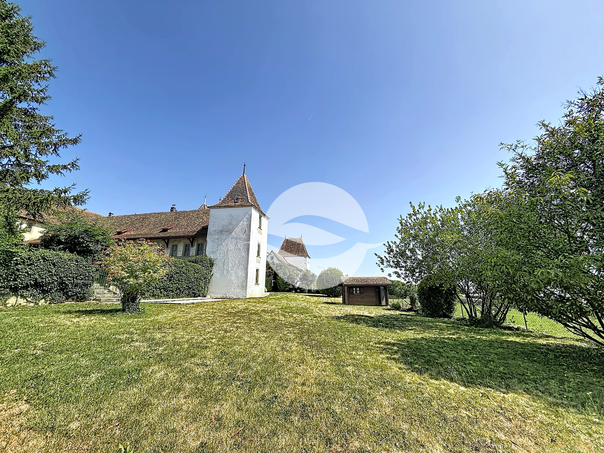 Jardin privatif avec cabanon et terrain de pétanque Jardin privatif avec cabanon et terrain de pétanque