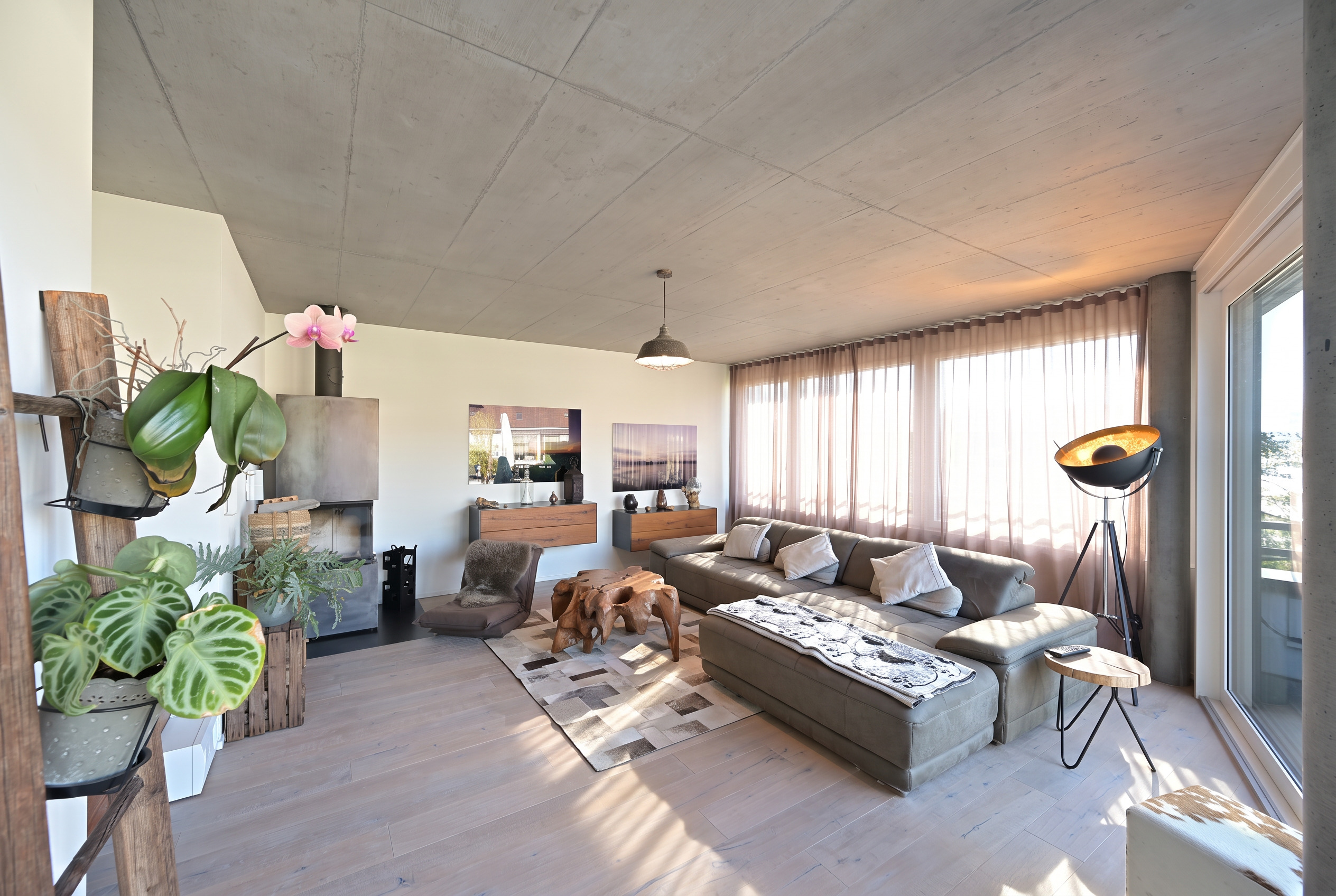 WONZIMMER MIT CHEMINÉE UND ZUGANG ZUR TERRASSE