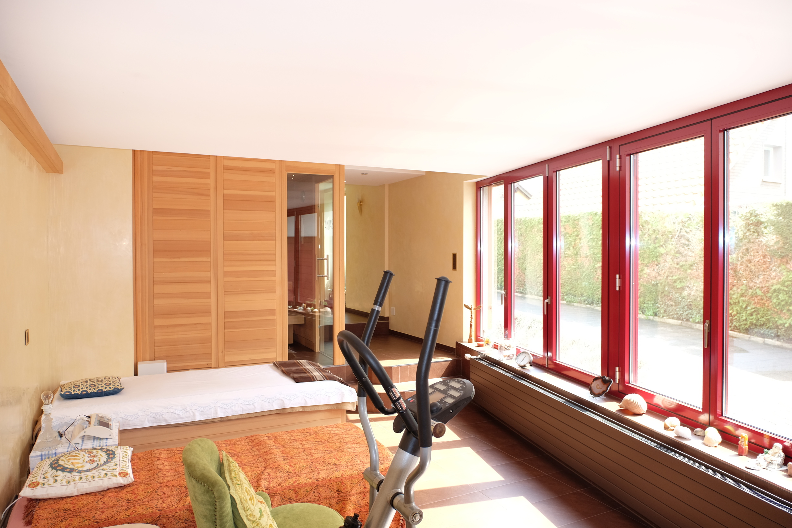Ruheraum/Fitnessraum mit Fensterfront und Ausgang zum Pool Ruheraum/Fitnessraum mit Fensterfront und Ausgang zum Pool