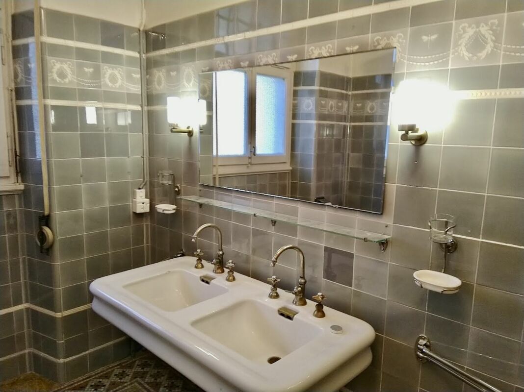 Une salle de bain d'époque unique en son genre