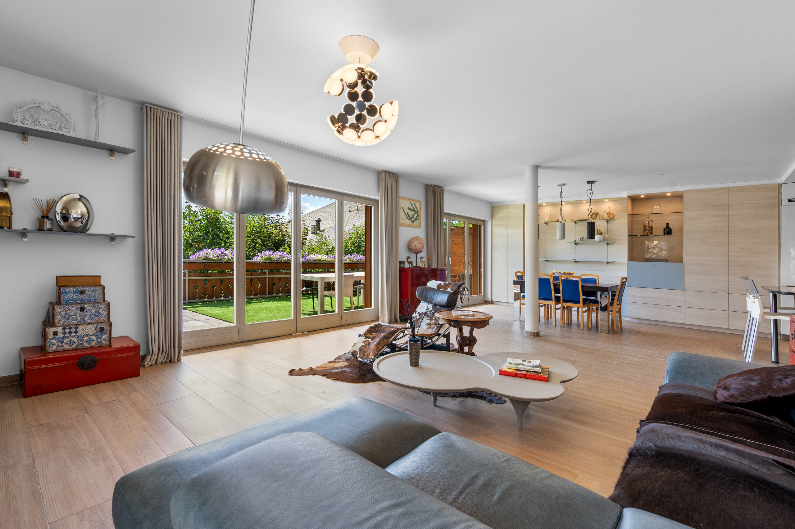 un grand salon ouvert avec un canapé et une table