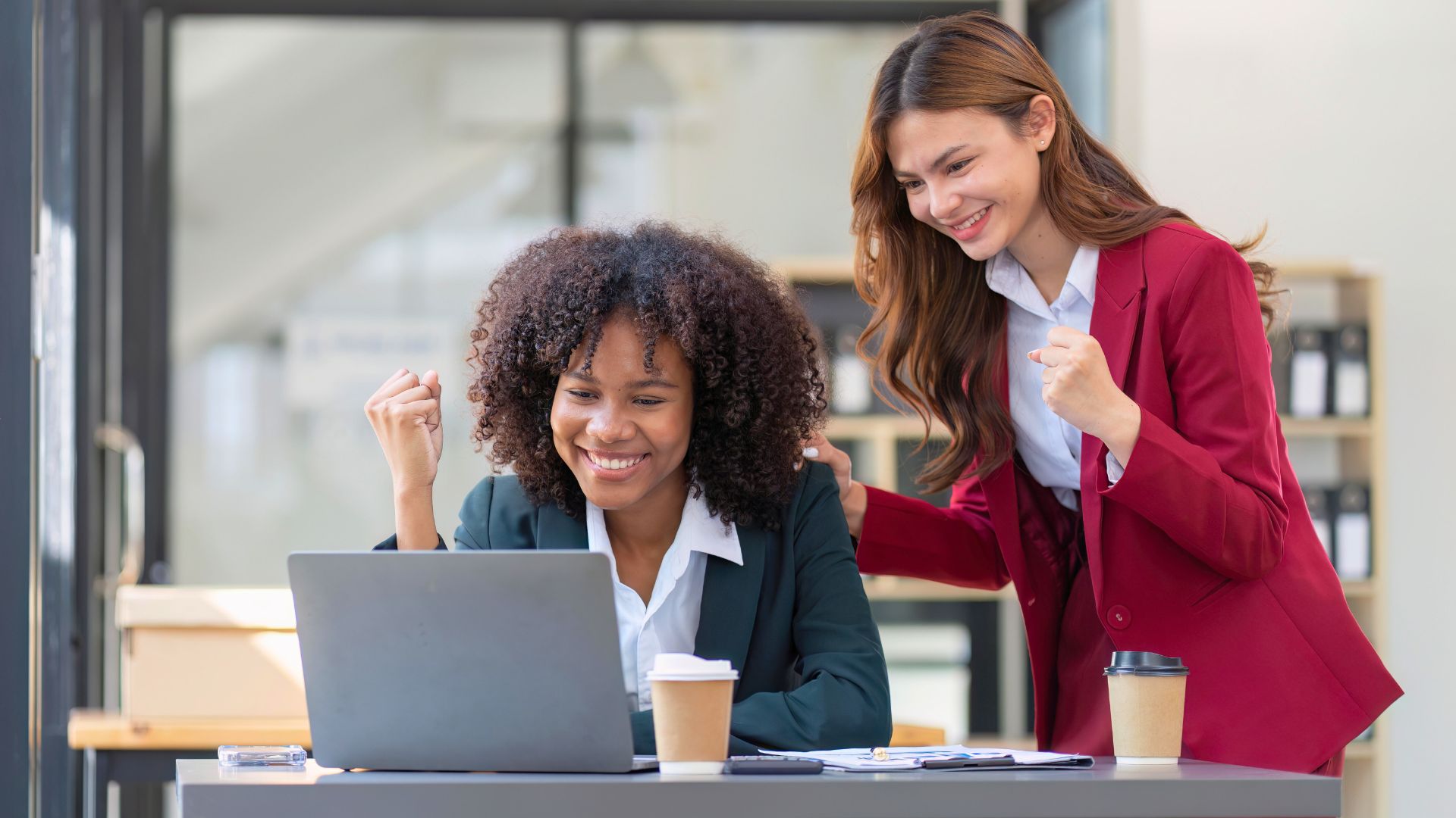 Real estate professionals using a computer, illustrating a modern real estate agency website powered by the Immomig® CMS.
