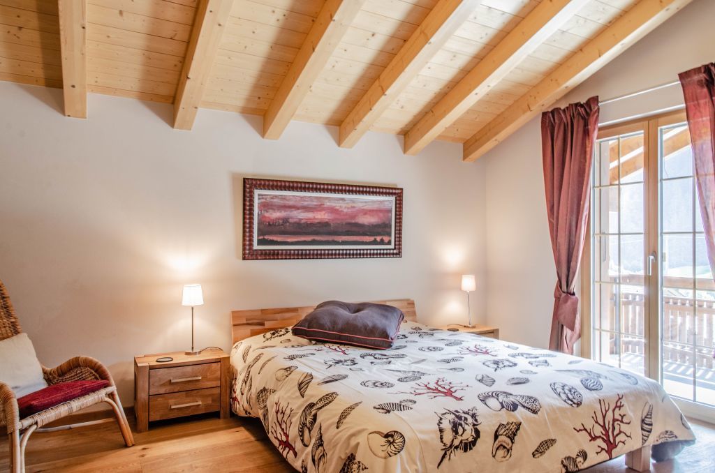Schlafzimmer mit Zugang zum Balkon