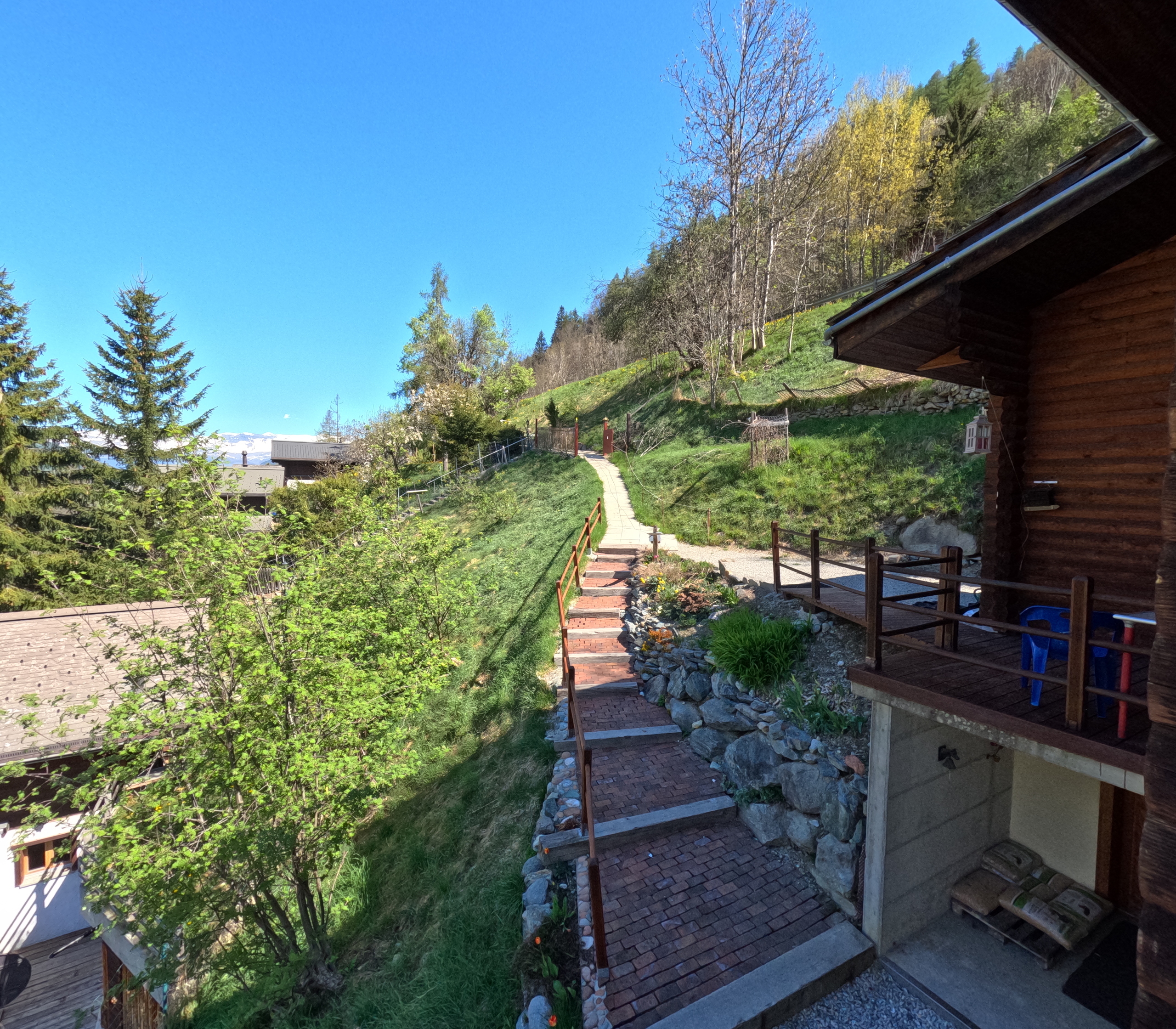 Vue sur l'accès du chalet  Vue sur l'accès du chalet