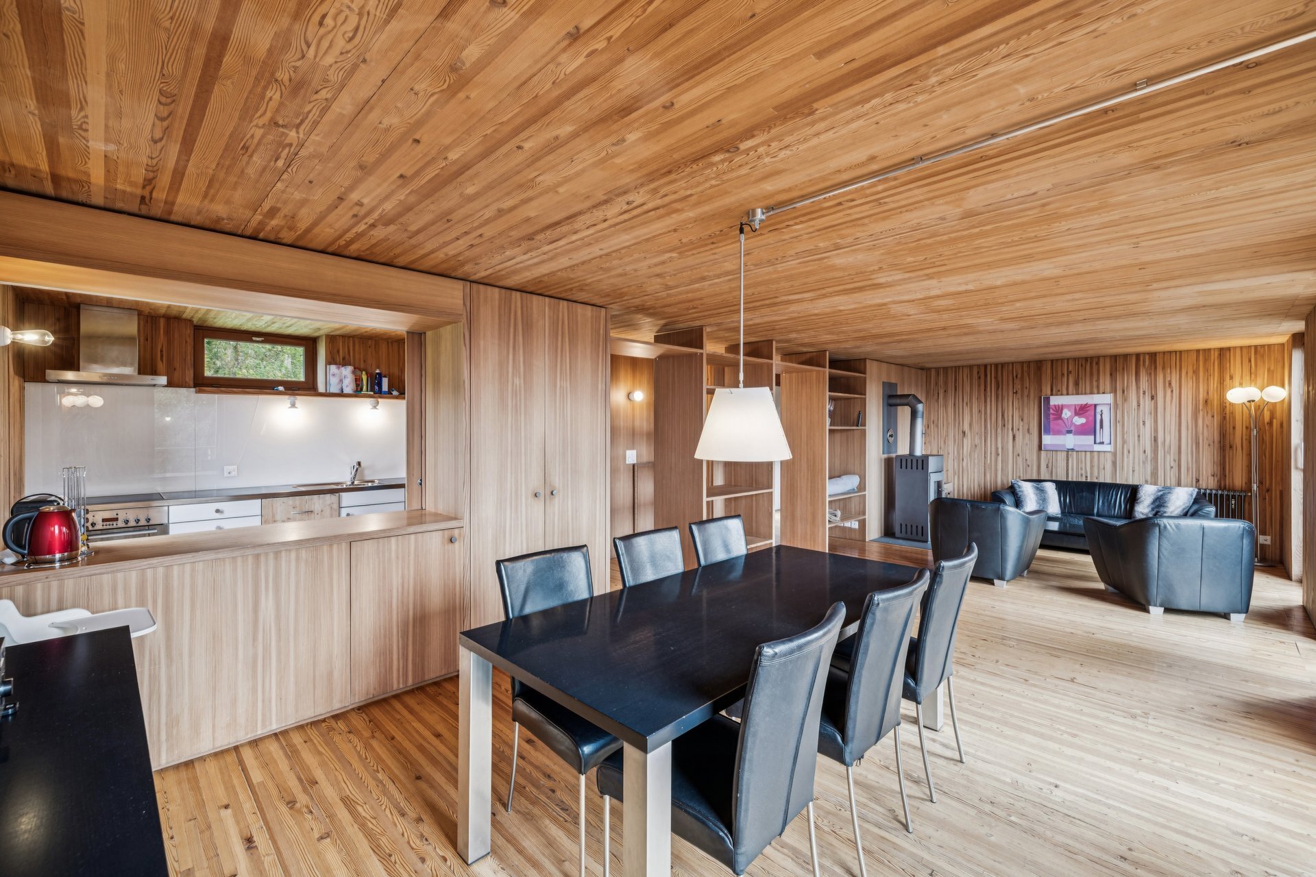 Coin à manger et cuisine ouverte