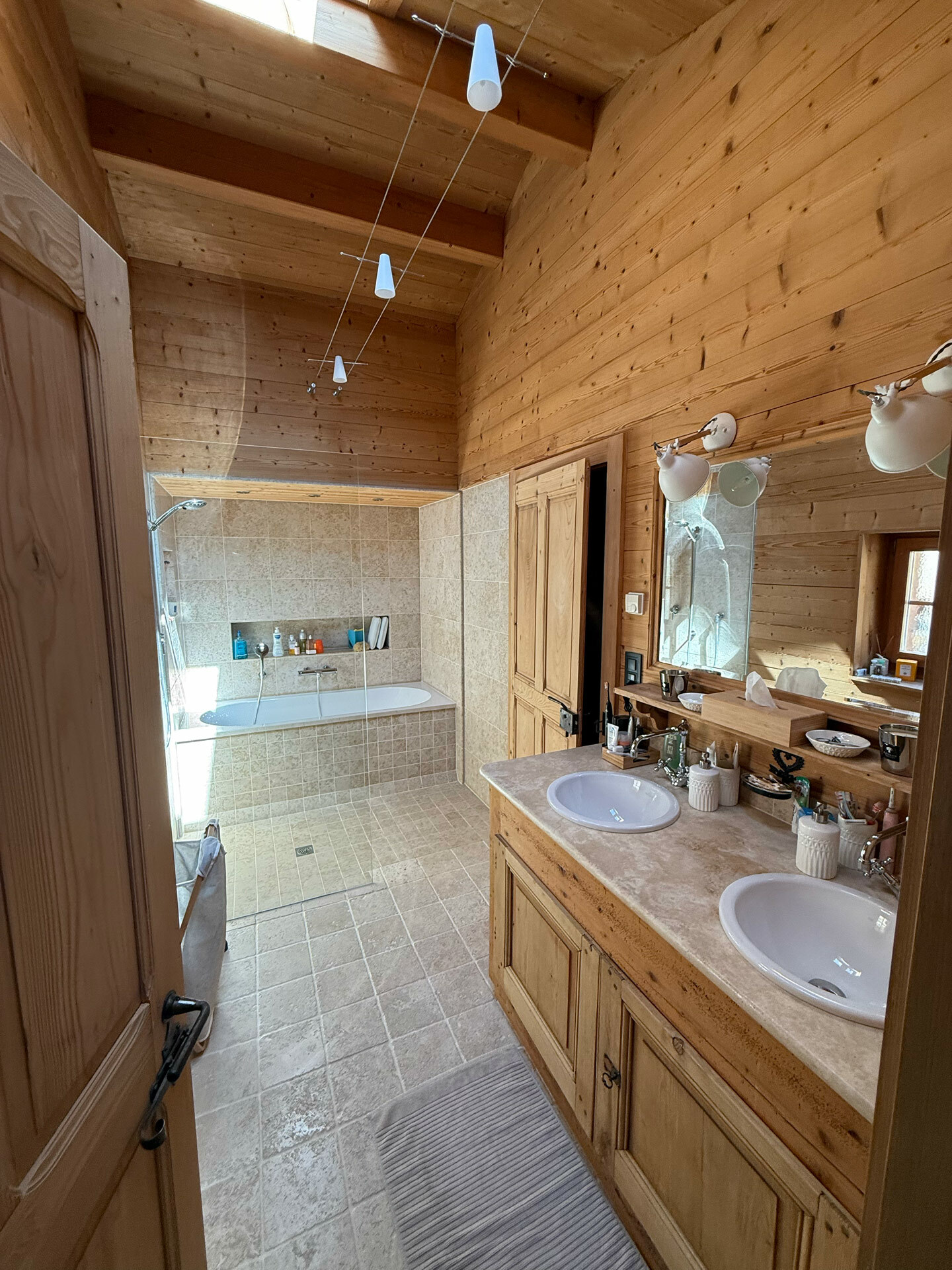 Salle de bain avec douche séparée et Velux Salle de bain avec douche séparée et Velux