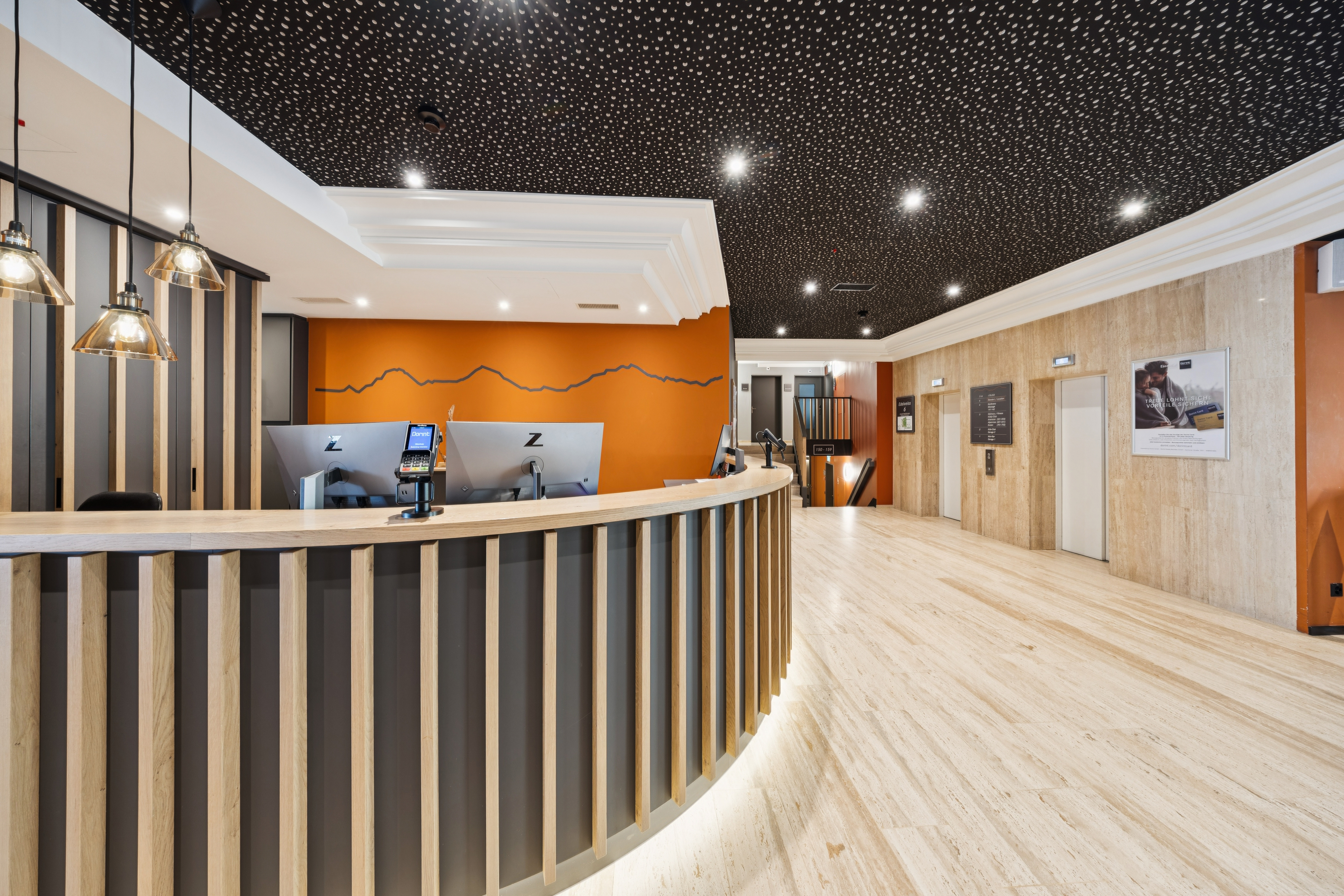 Espace d'accueil lumineux et accueillant avec une réception conviviale