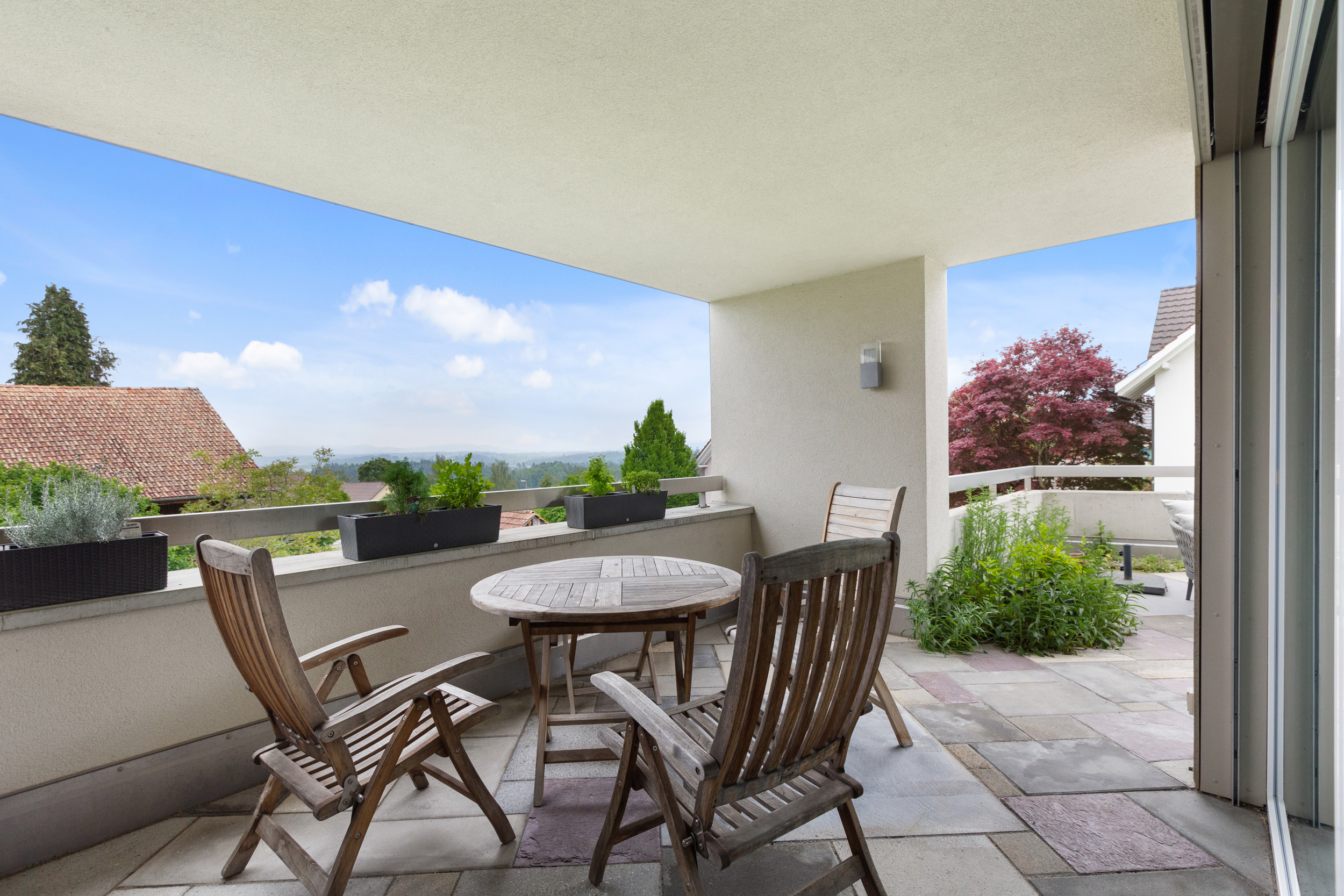 Die sonnenverwöhnte Terrasse und der überdachte Balkon mit Weitsicht laden zum Verweilen und Entspannen ein. Die sonnenverwöhnte Terrasse und der überdachte Balkon mit Weitsicht laden zum Verweilen und Entspannen ein.