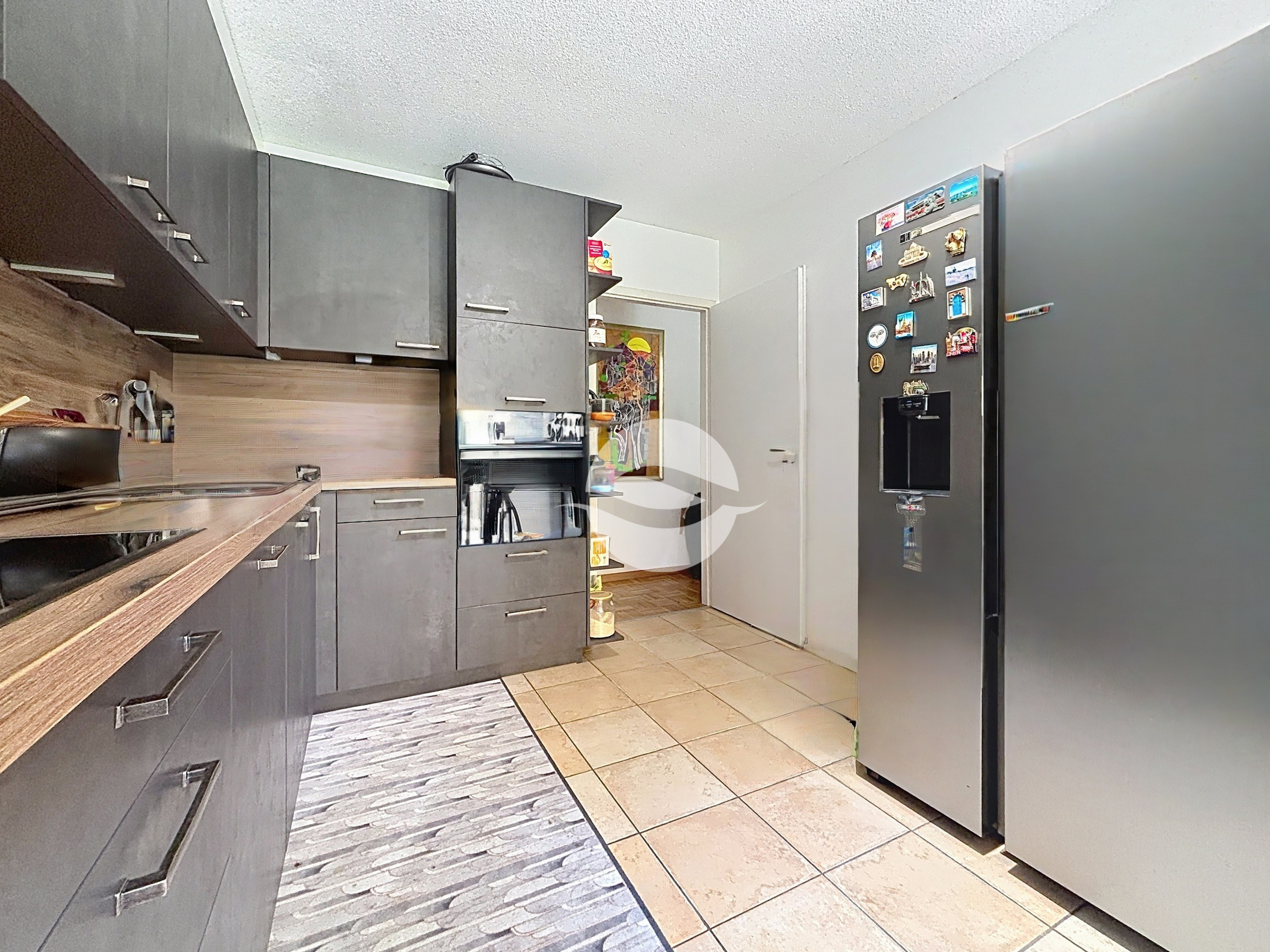 Cuisine équipée avec frigo américain Cuisine équipée avec frigo américain