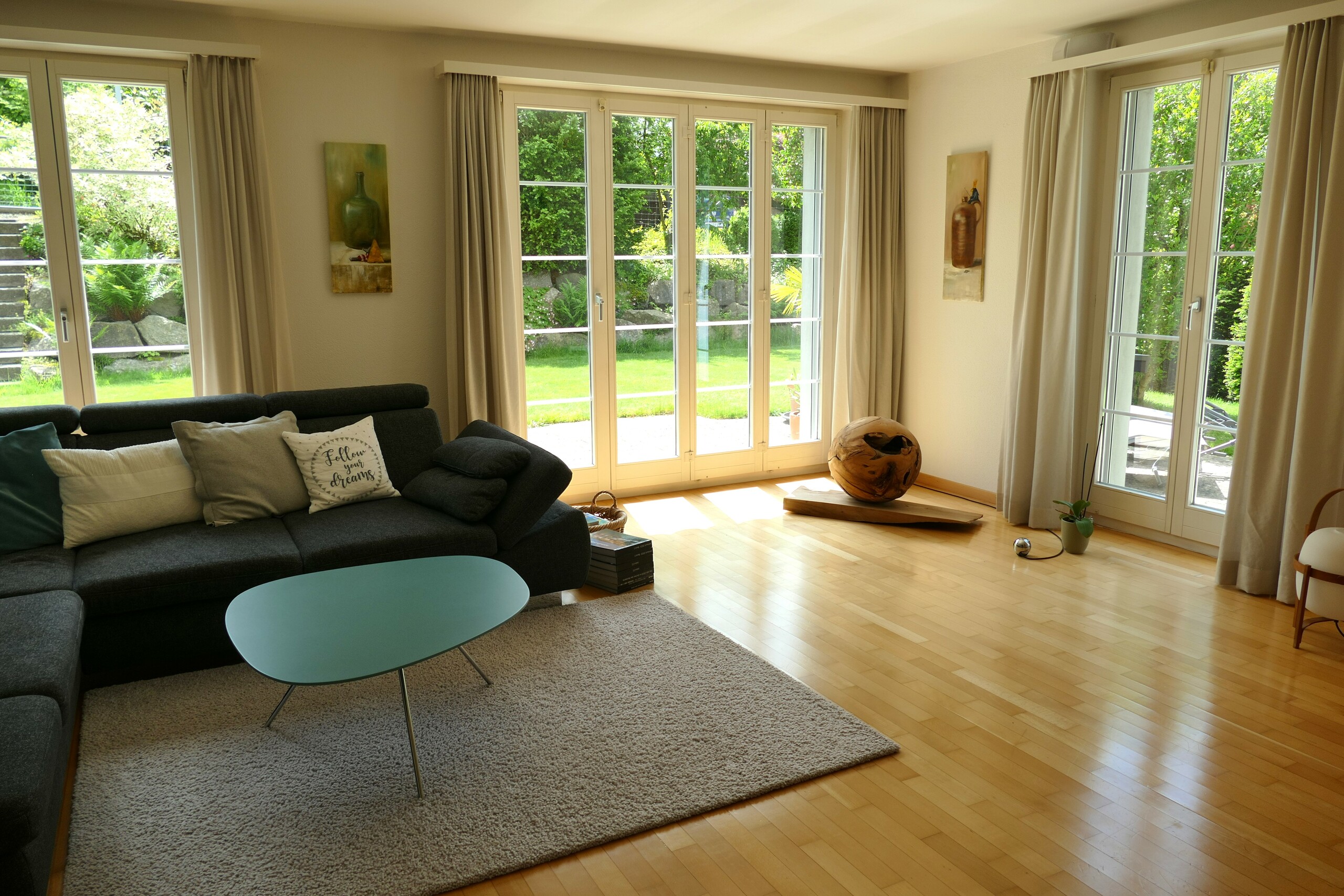 Helles Wohnzimmer mit Gartenzugang Helles Wohnzimmer mit Gartenzugang