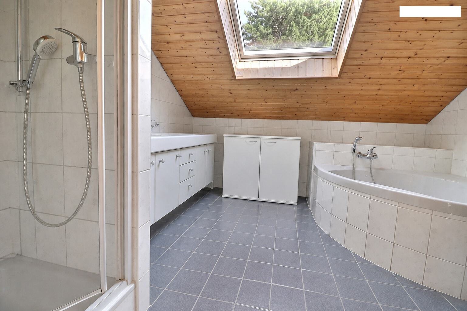 Salle de bain du 1er étage Salle de bain du 1er étage