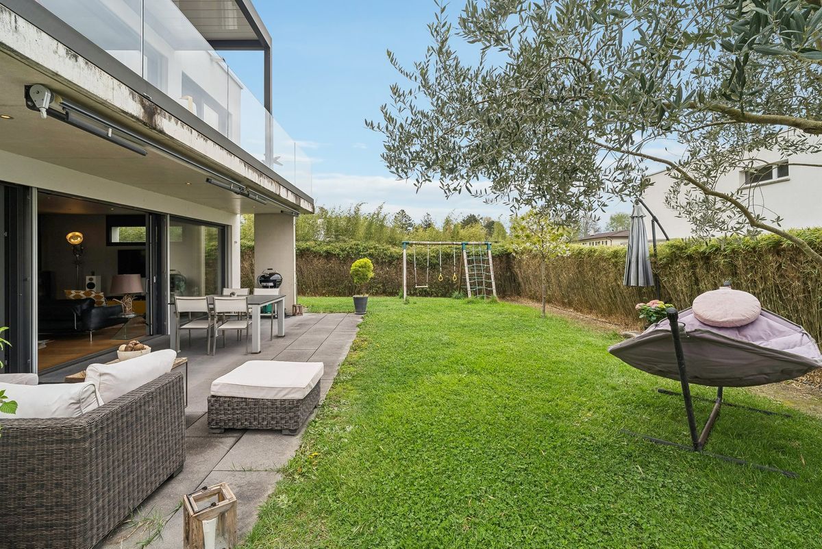 Espace extérieur avec terrasse aménagée et salon de jardin.