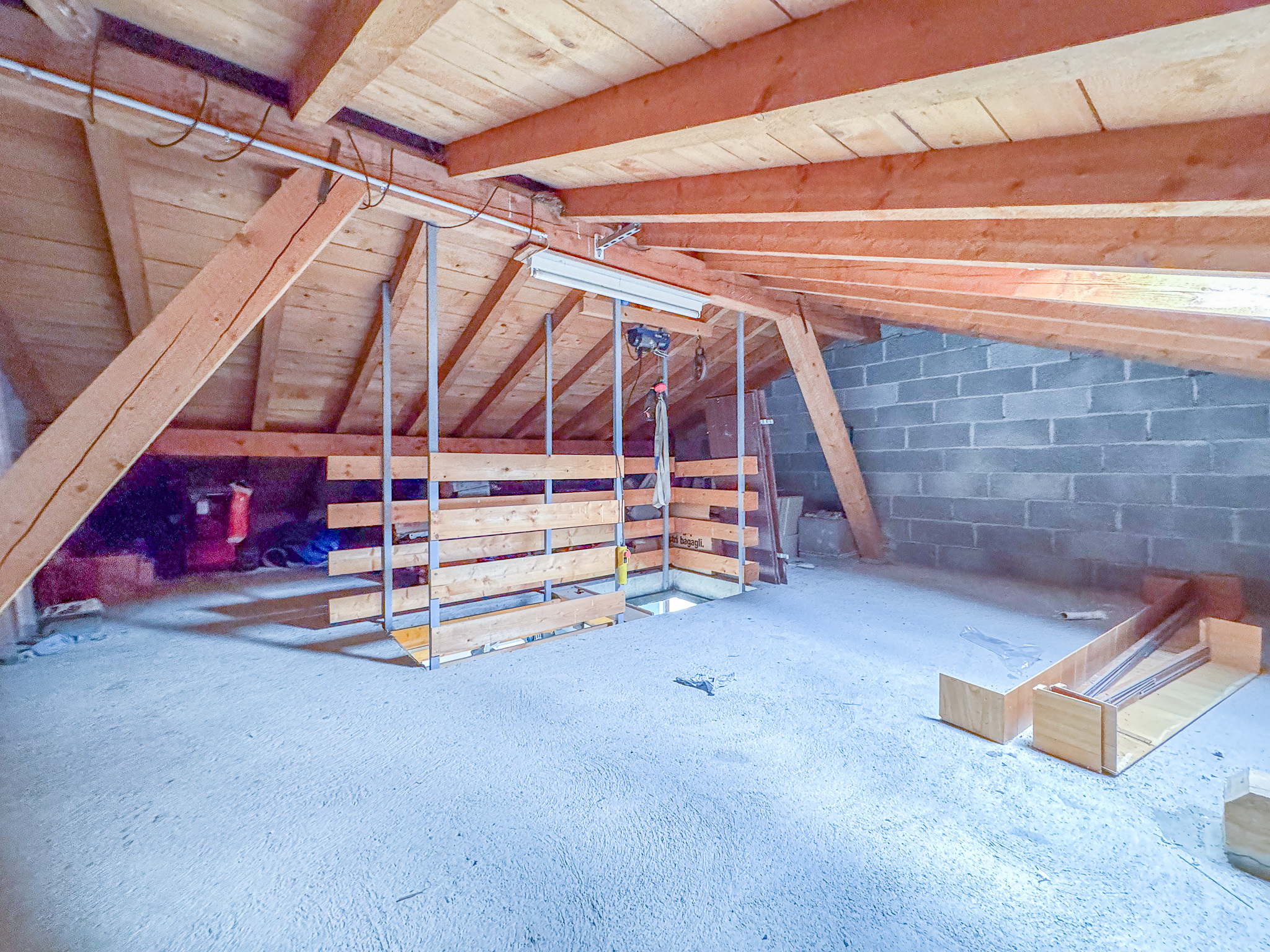 Remise - combles : grand espace disponible