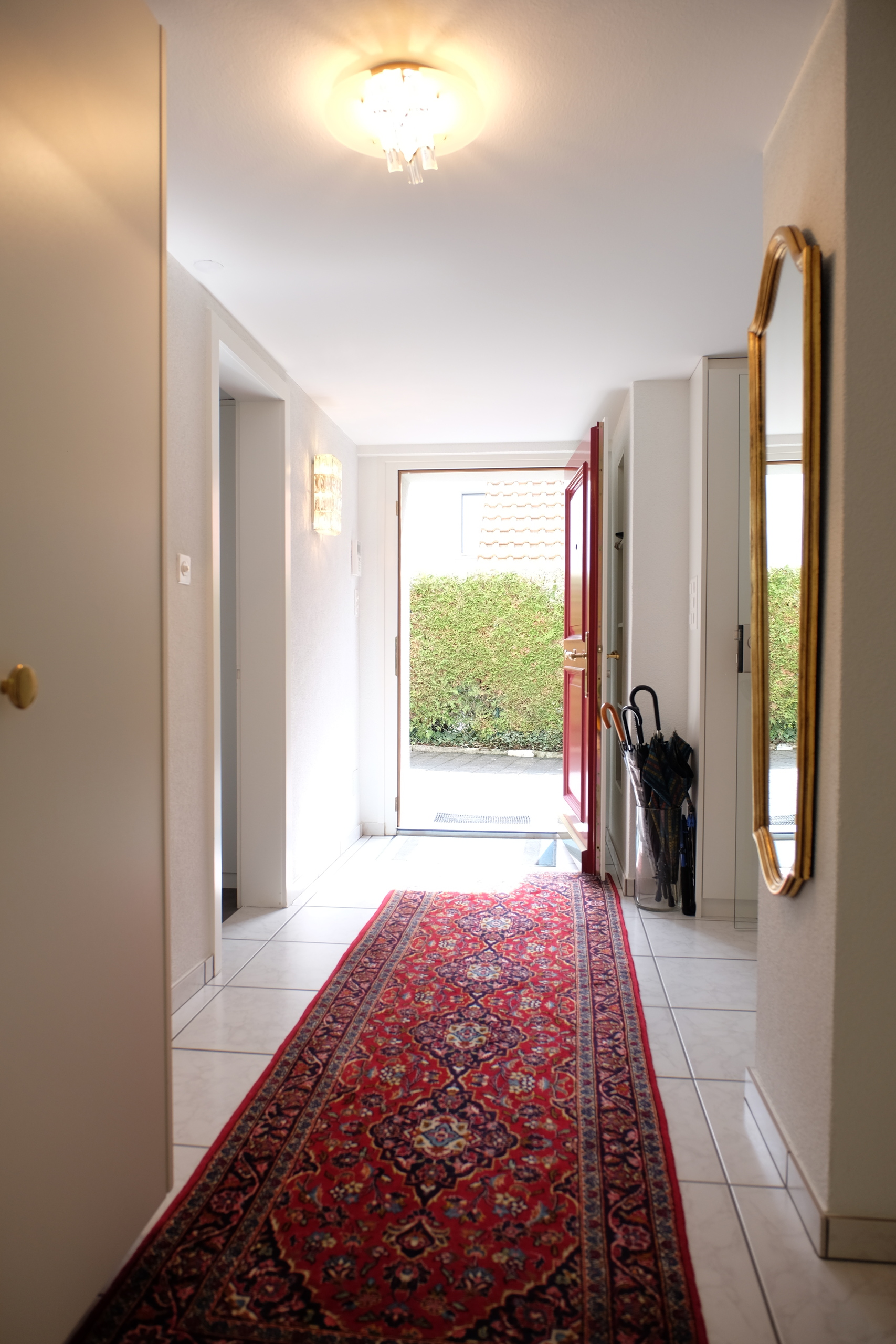 Seiteneingang im 2010 erweiterten Untergeschoss Seiteneingang im 2010 erweiterten Untergeschoss