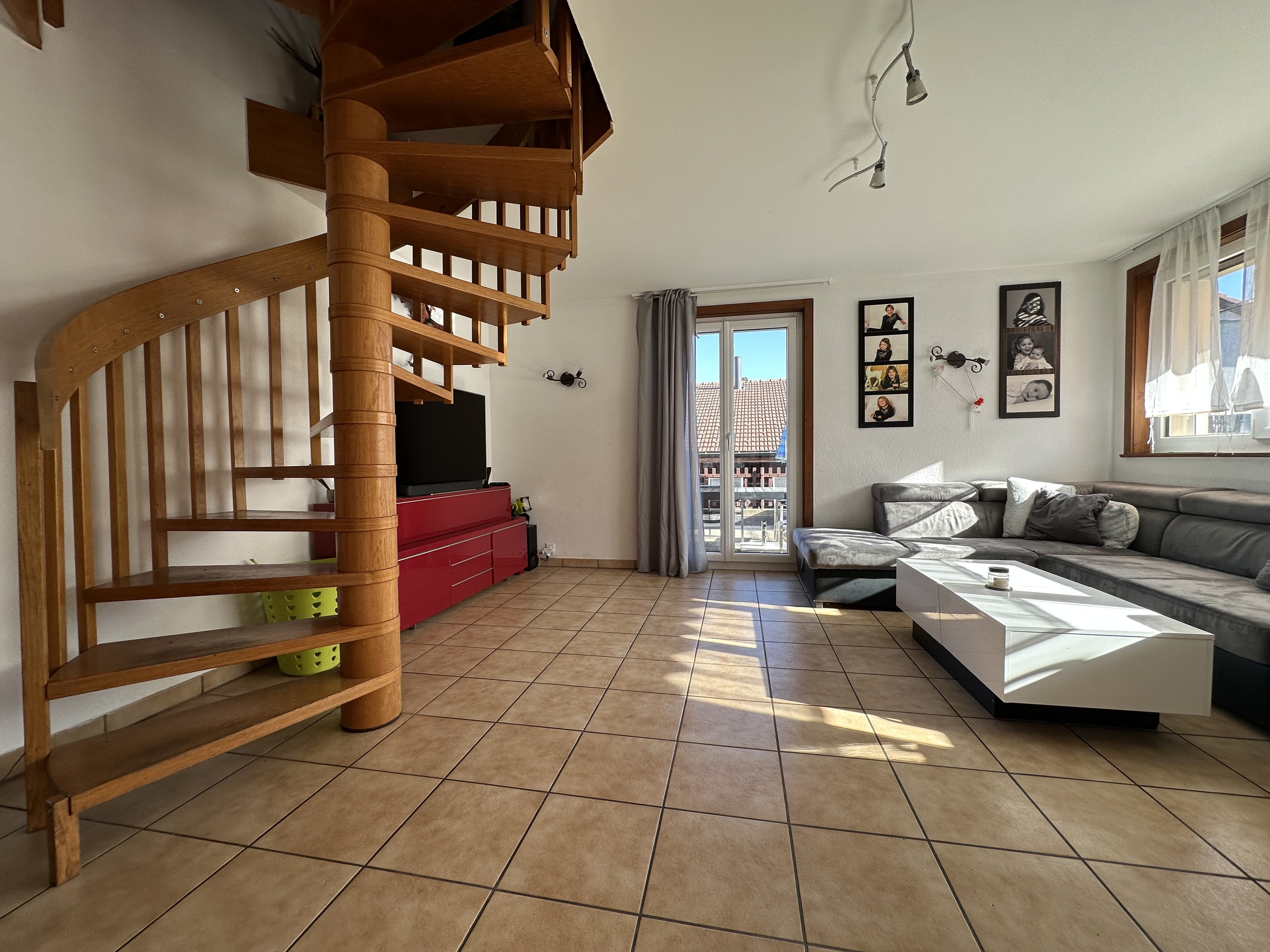 Séjour habitation avec accès étage