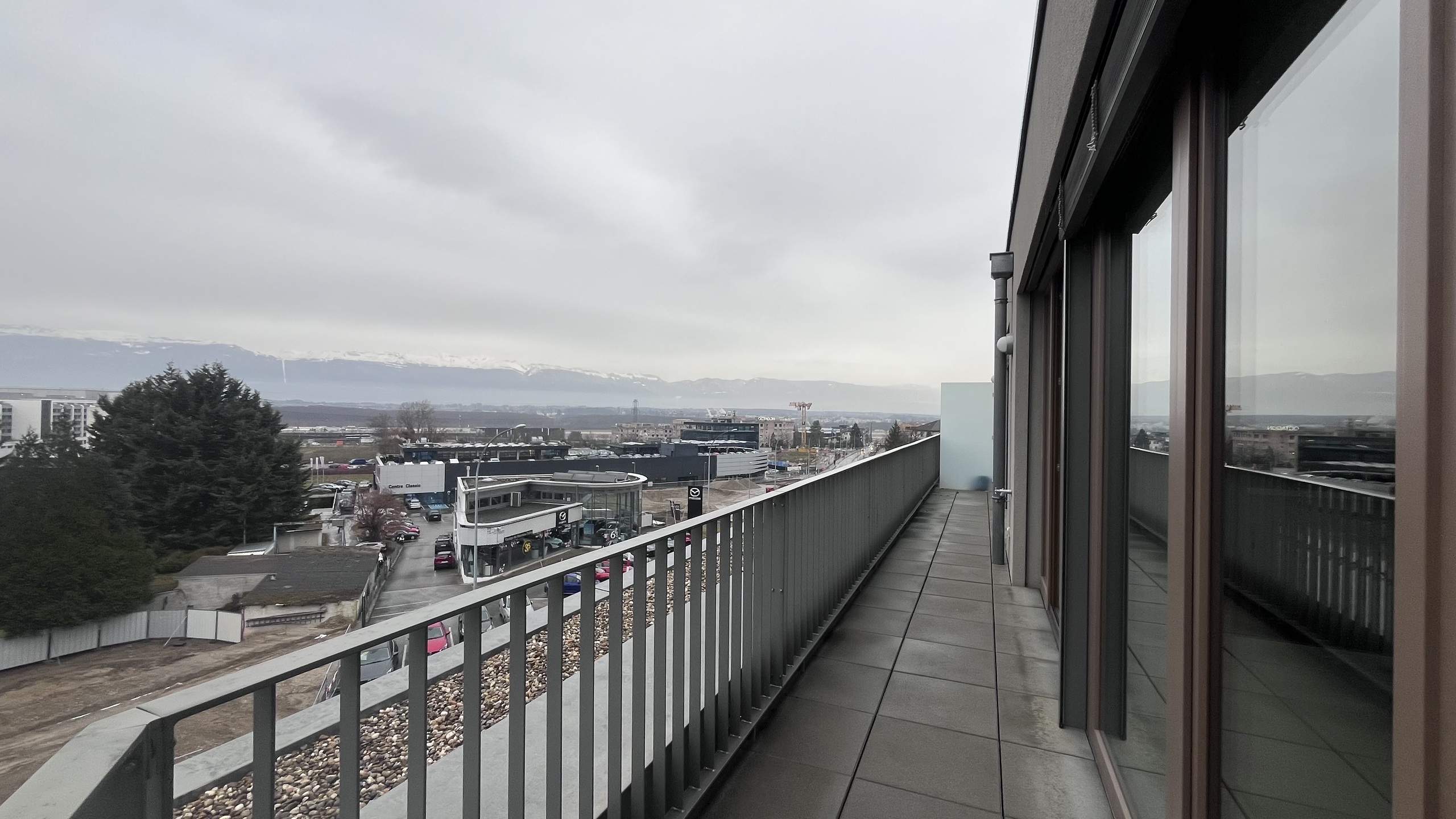 Balcon présent sur toute la longueur de l'appartement Balcon présent sur toute la longueur de l'appartement