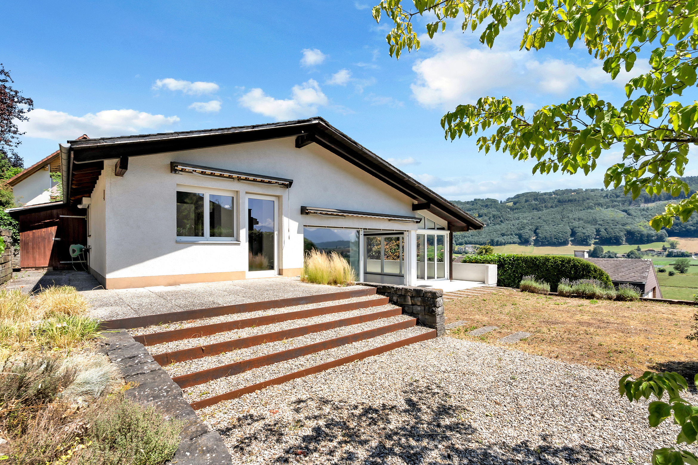 Aussenansicht Süd Fassade mit Sitzplatz und Gartenbereich