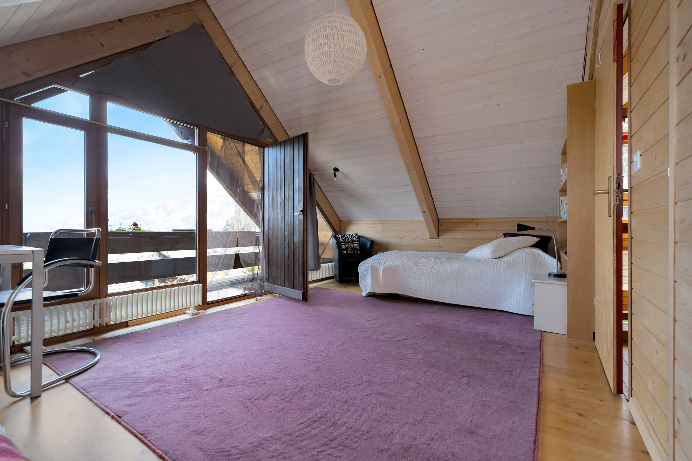 Zimmer im OG mit Ausgang zum Balkon mit Südausrichtung