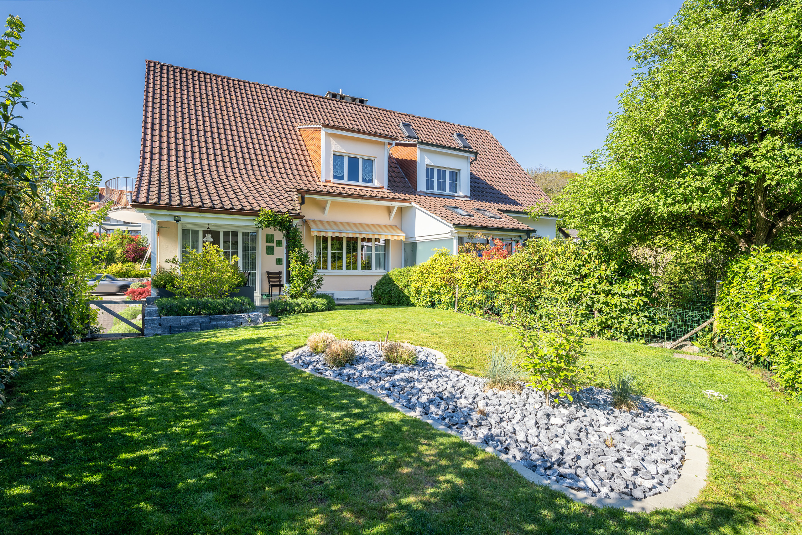 HAUSANSICHT UND GARTEN SÜD