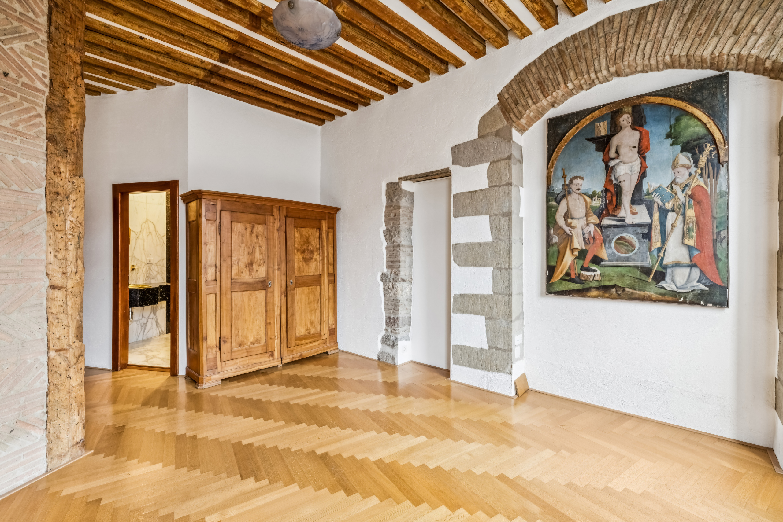 La chambre parentale, spacieuse et pleine de charme, avec sa salle d'en en enfilade La chambre parentale, spacieuse et pleine de charme, avec sa salle d'en en enfilade