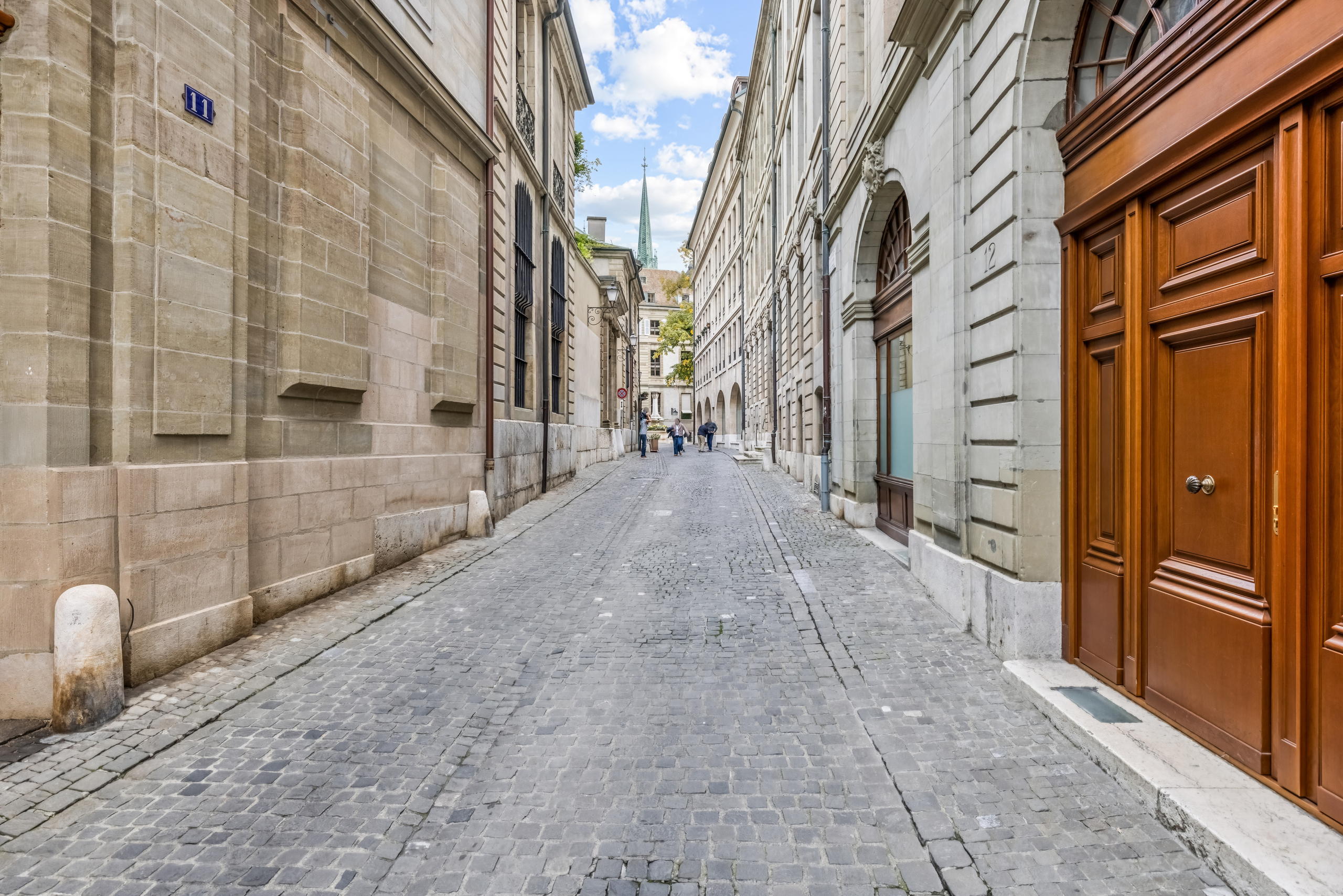 Accès à l'immeuble avec le charme de la Vieille-Ville Accès à l'immeuble avec le charme de la Vieille-Ville