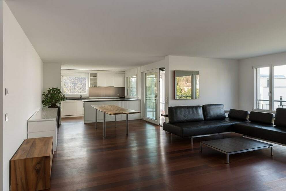 Wohnzimmer mit offener Küche