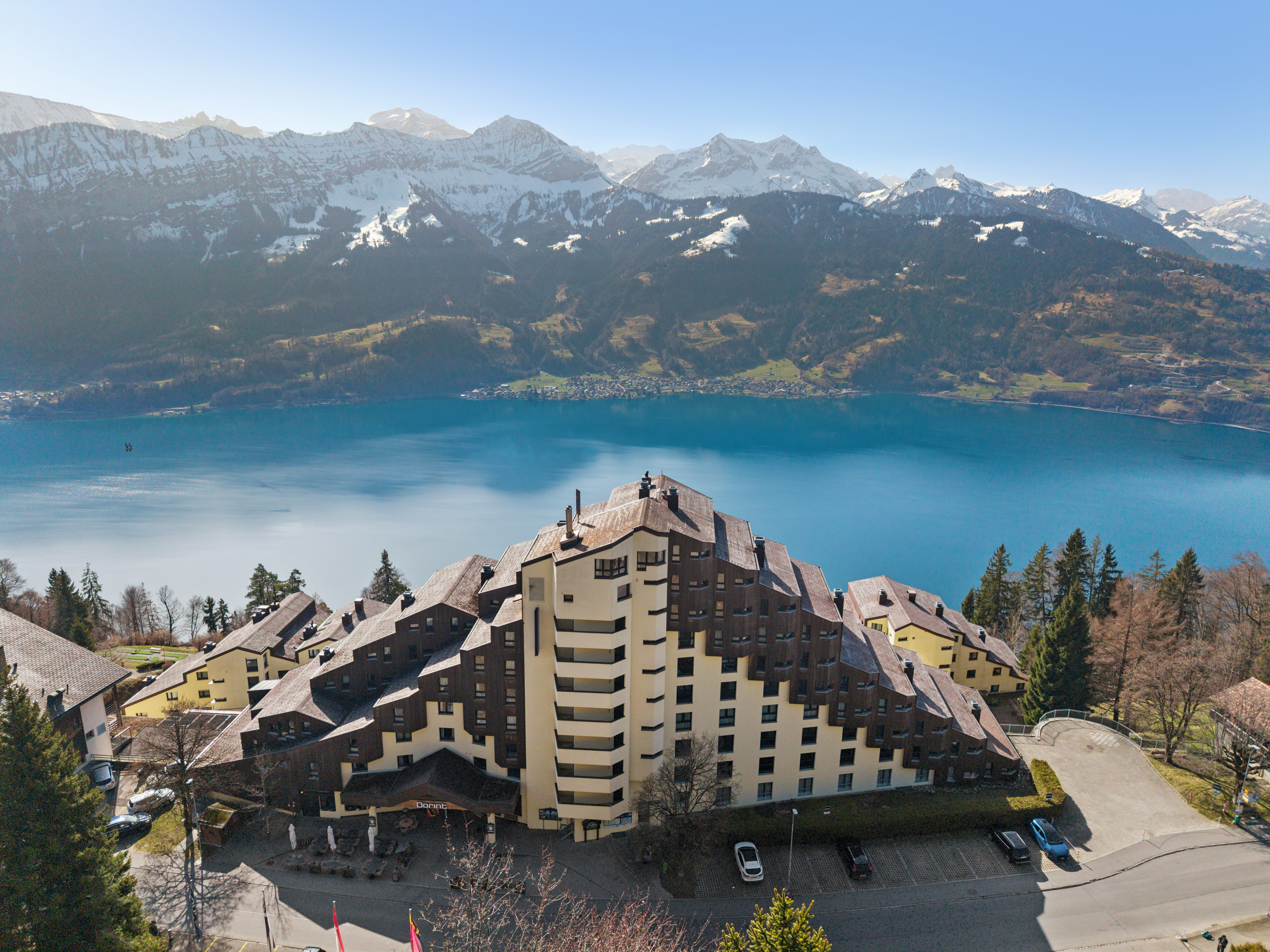 Vue panoramique de l'hôtel Dorint Blüemlisalp avec un décor alpin spectaculaire