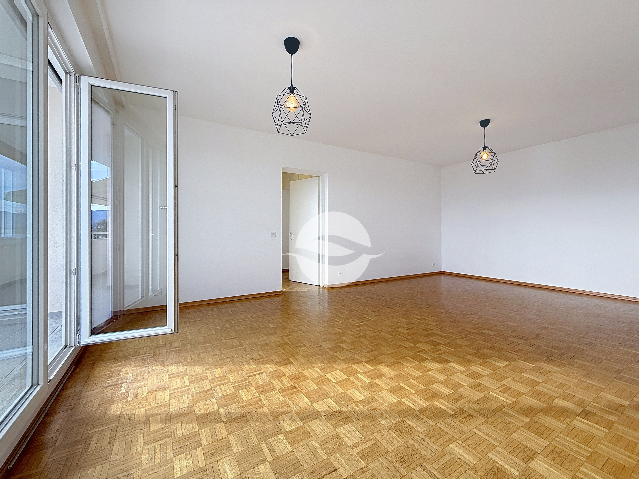 Séjour avec accès à la cuisine, au balcon et à la zone nuit