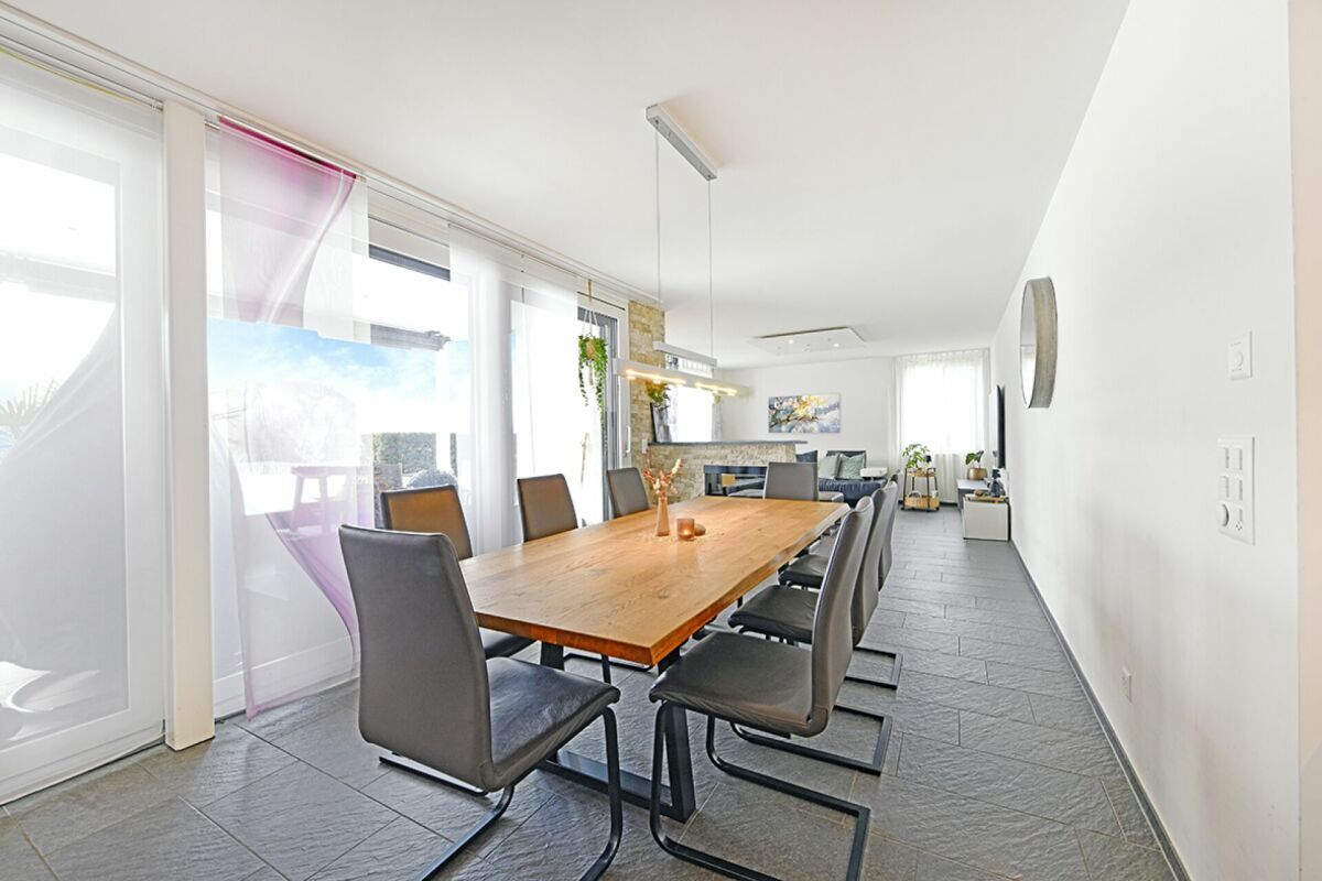 Ein grosser Familien- und Gästetisch für gemütliche Stunden