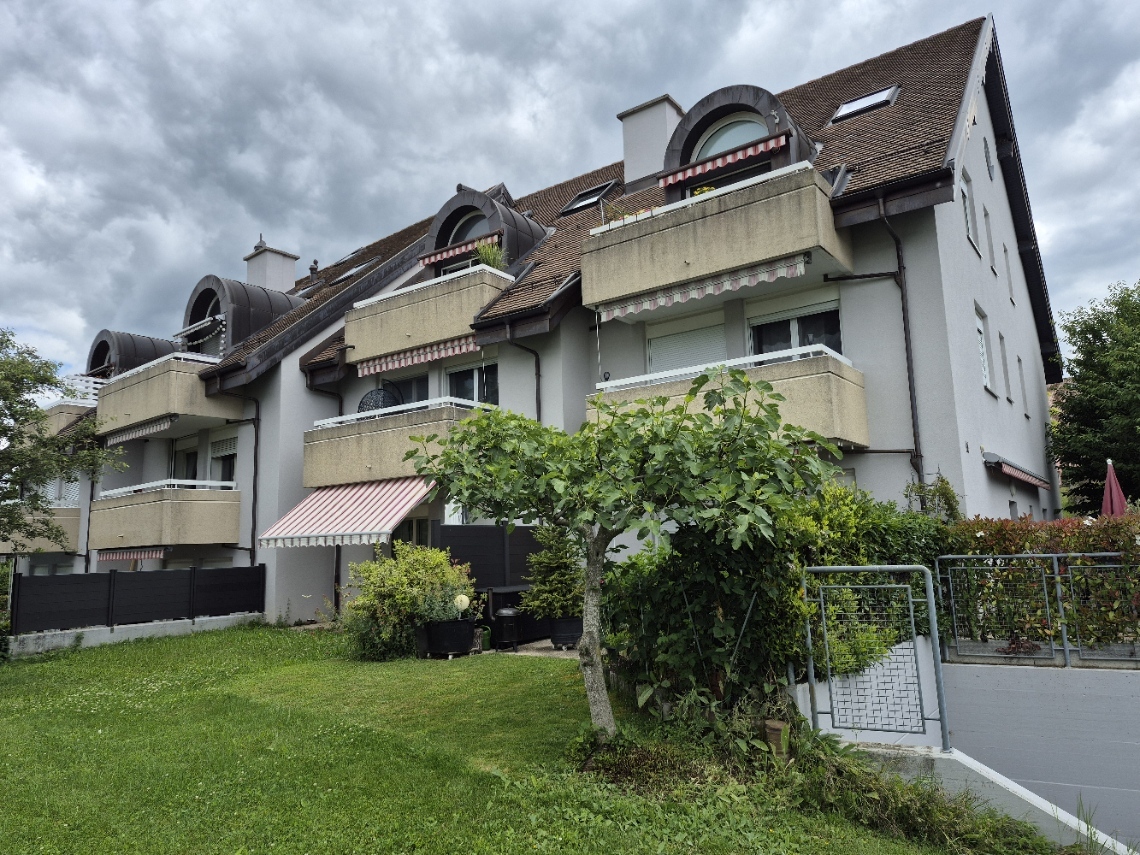 Charmant appartement avec balcon à Mex

Situé dans la paisible commune de Mex, cet appartement de 3.5 pièces offre un cadre de vie pratique et confortable. Construit en 1990, il est parfaitement adapté pour un couple ou une petite famille.
