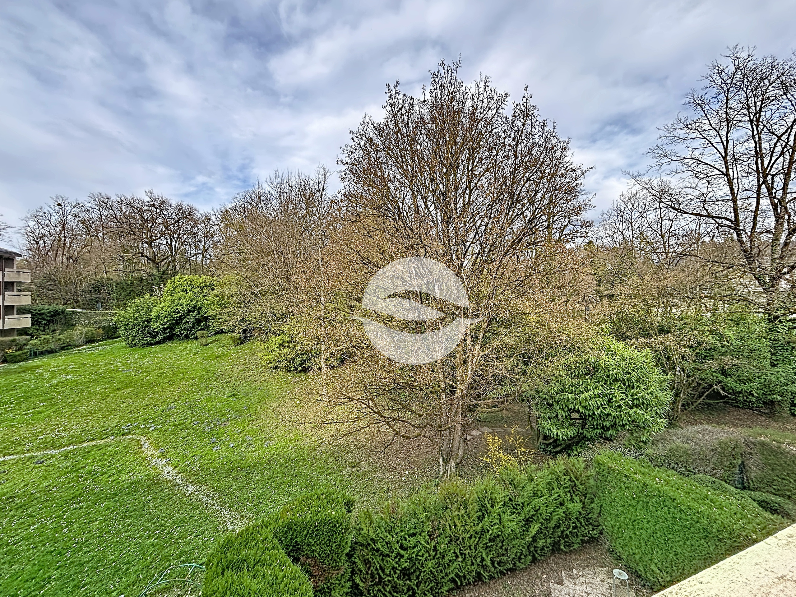 Vue depuis la chambre parentale avec armoires intégrées