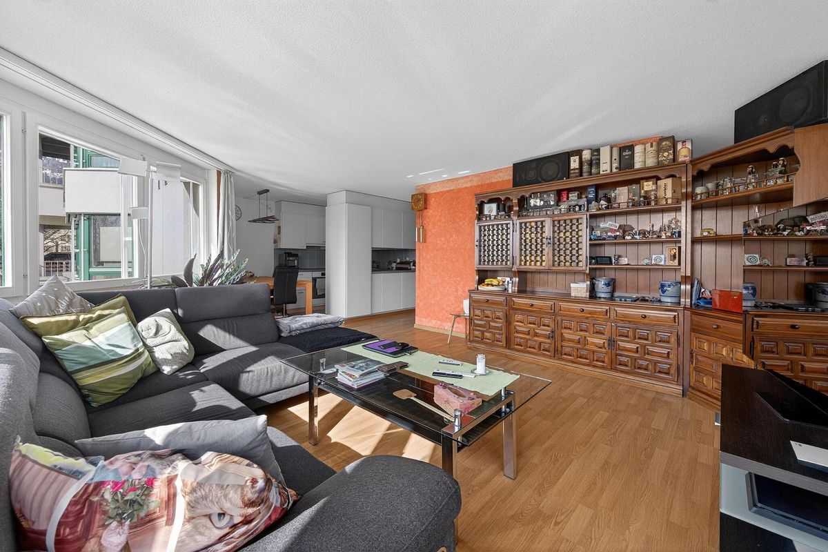 Gemütliches Wohnzimmer mit Sicht in die offene Küche.