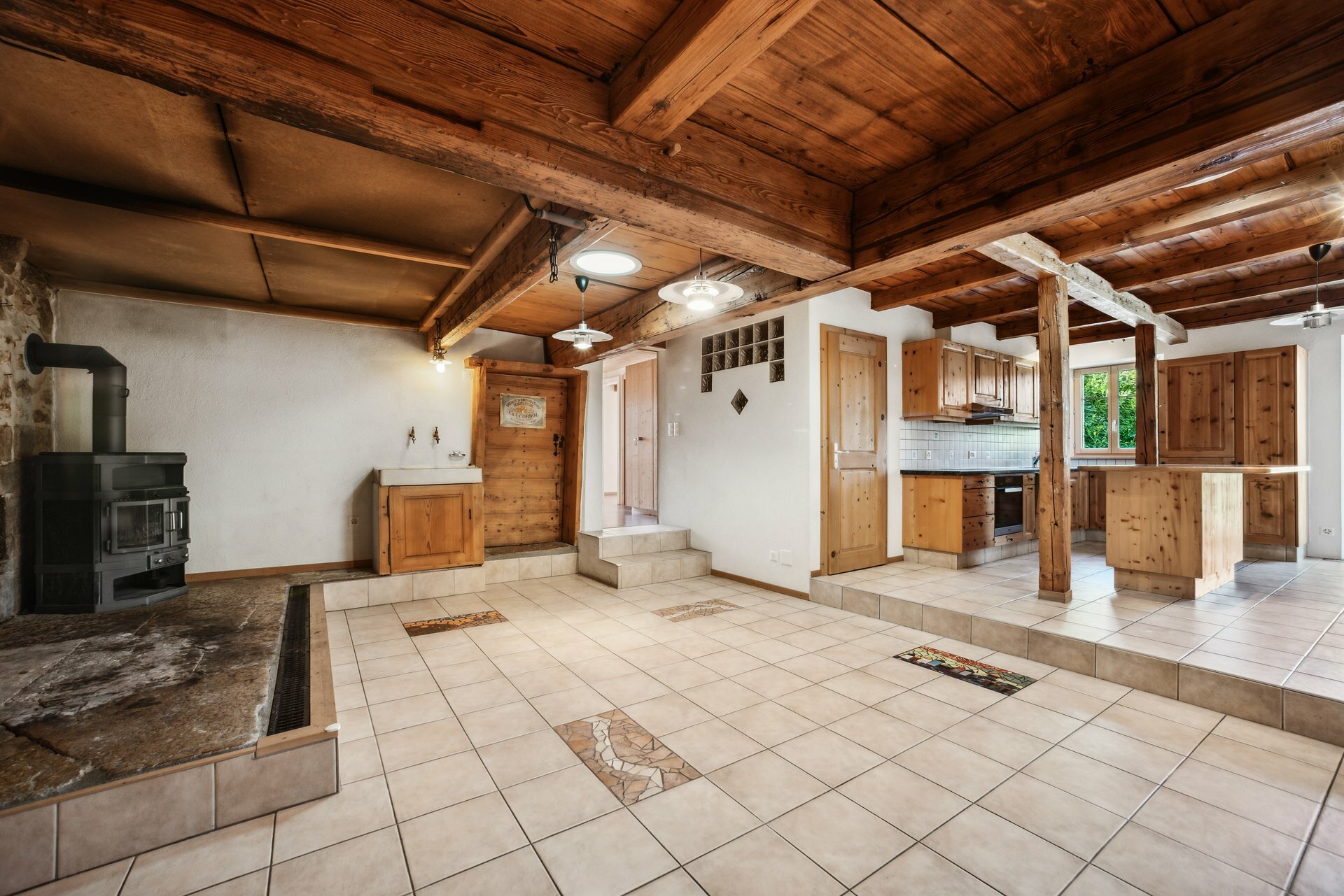 Pièce à vivre au rez-de-chaussée avec ancien fumoir ¦ appartement 9.5 pièces 