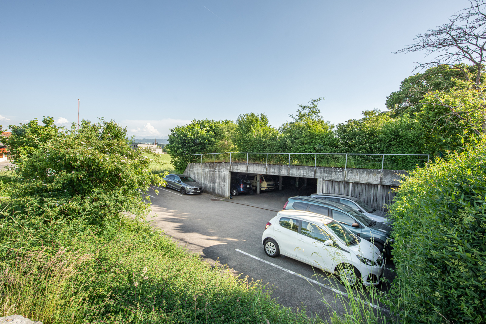 Besucherparkplätze und Einstellhallen-Einfahrt. Besucherparkplätze und Einstellhallen-Einfahrt.