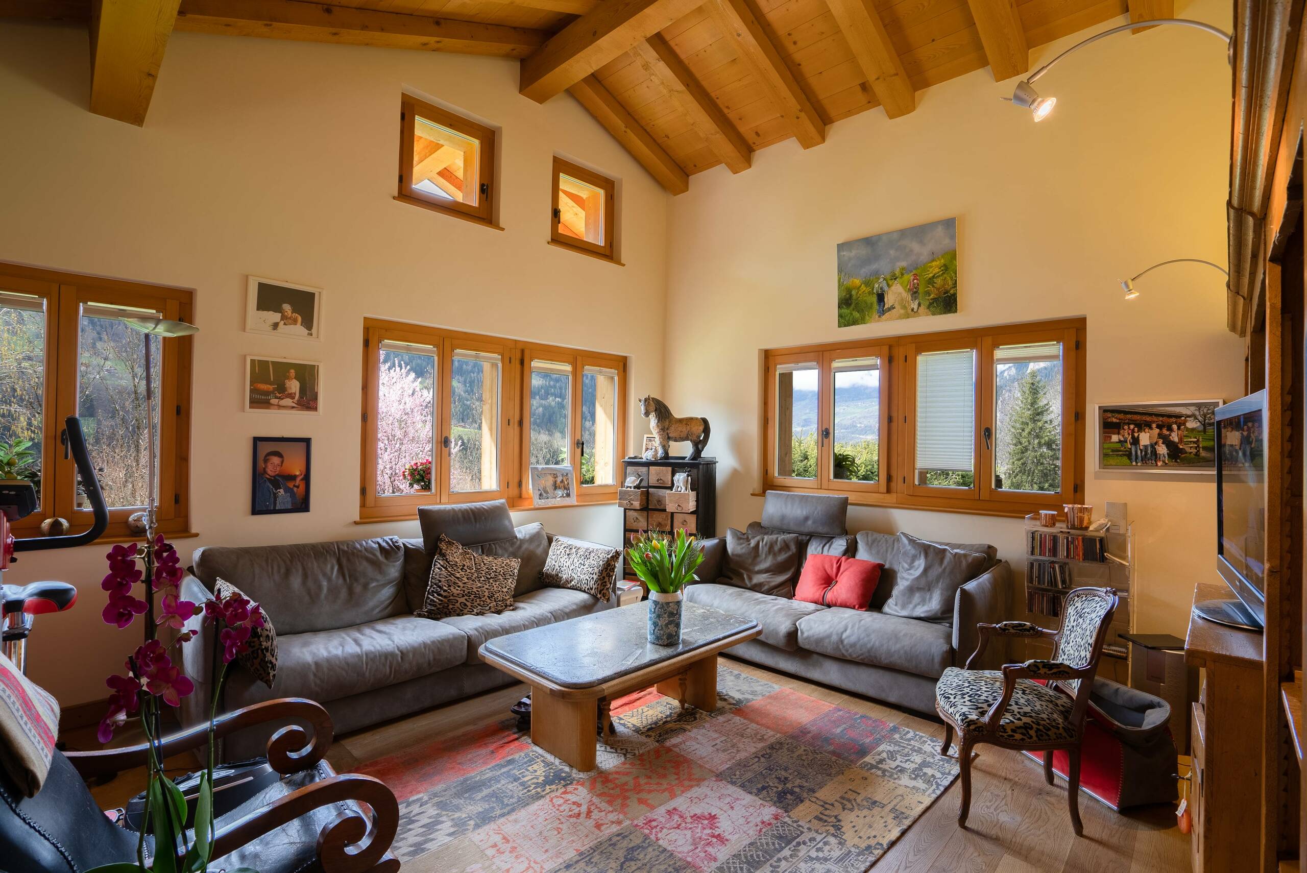 Vue intérieure séjour lumineux avec télévision – Chalet La Tsombe à vendre Verbier