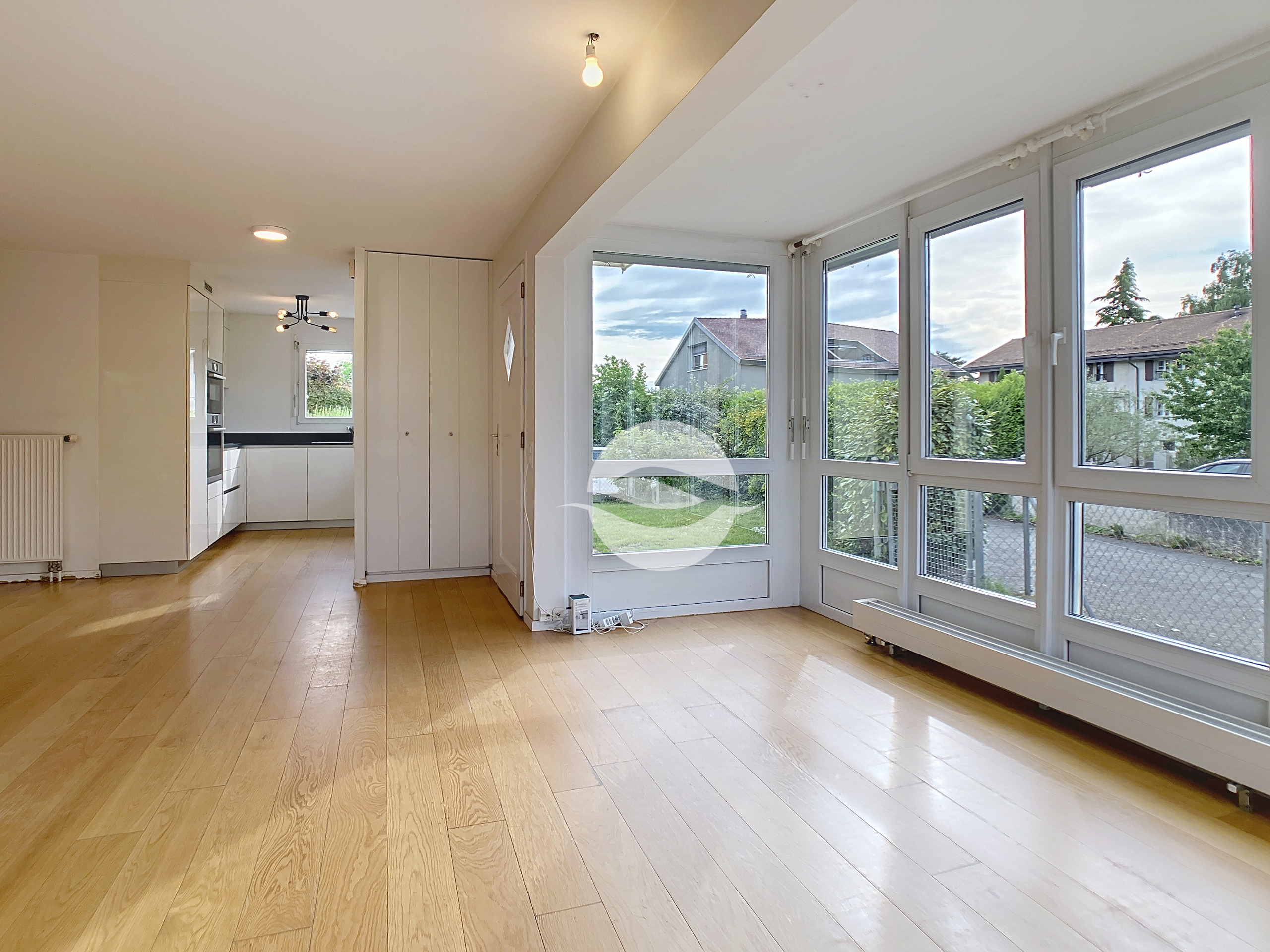 Pièce de vie avec poële et accès au jardin