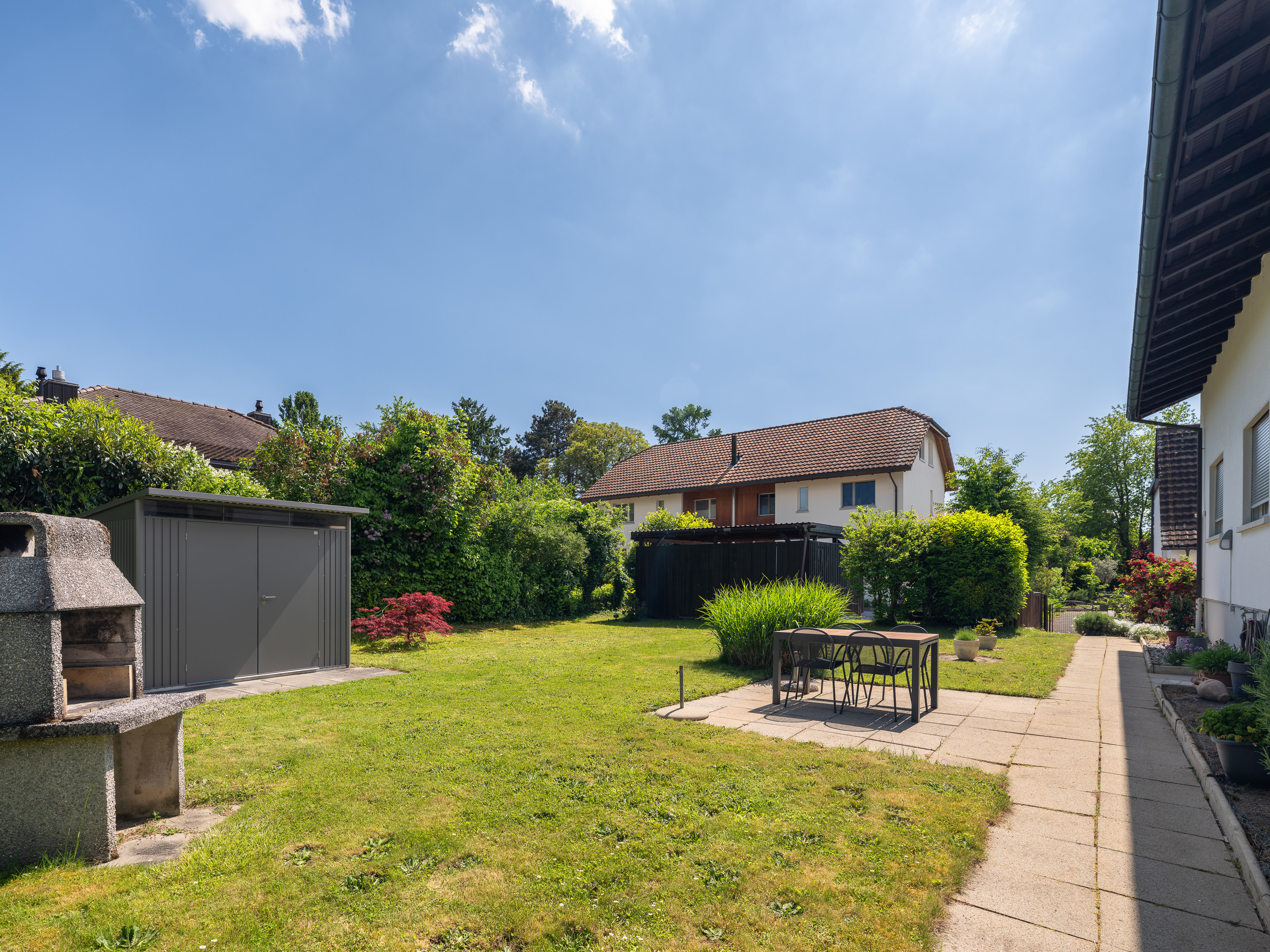 EIGENER GARTEN MIT SICHT AUF DOPPELCARPORT